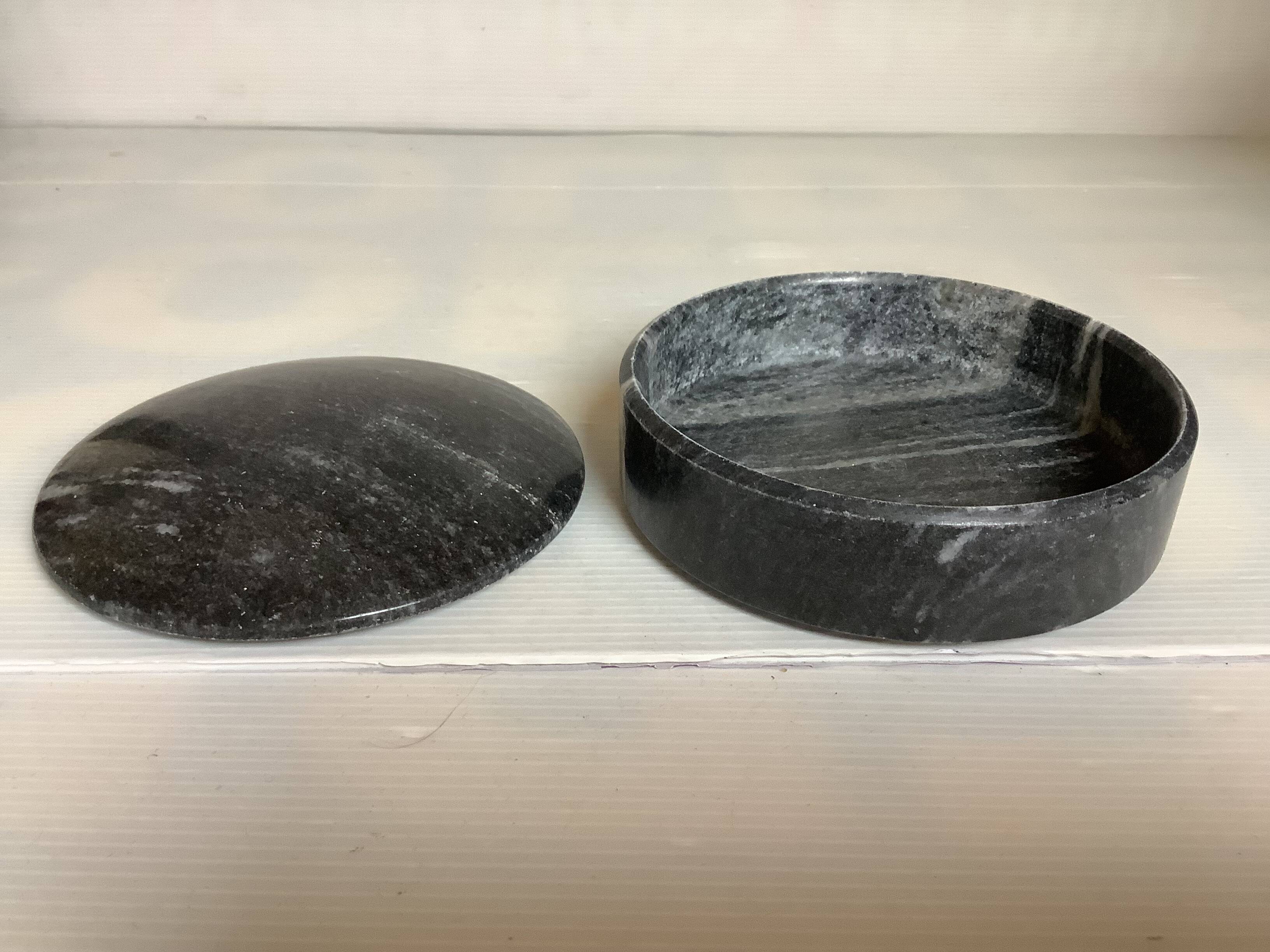 Trinket box in veined marble