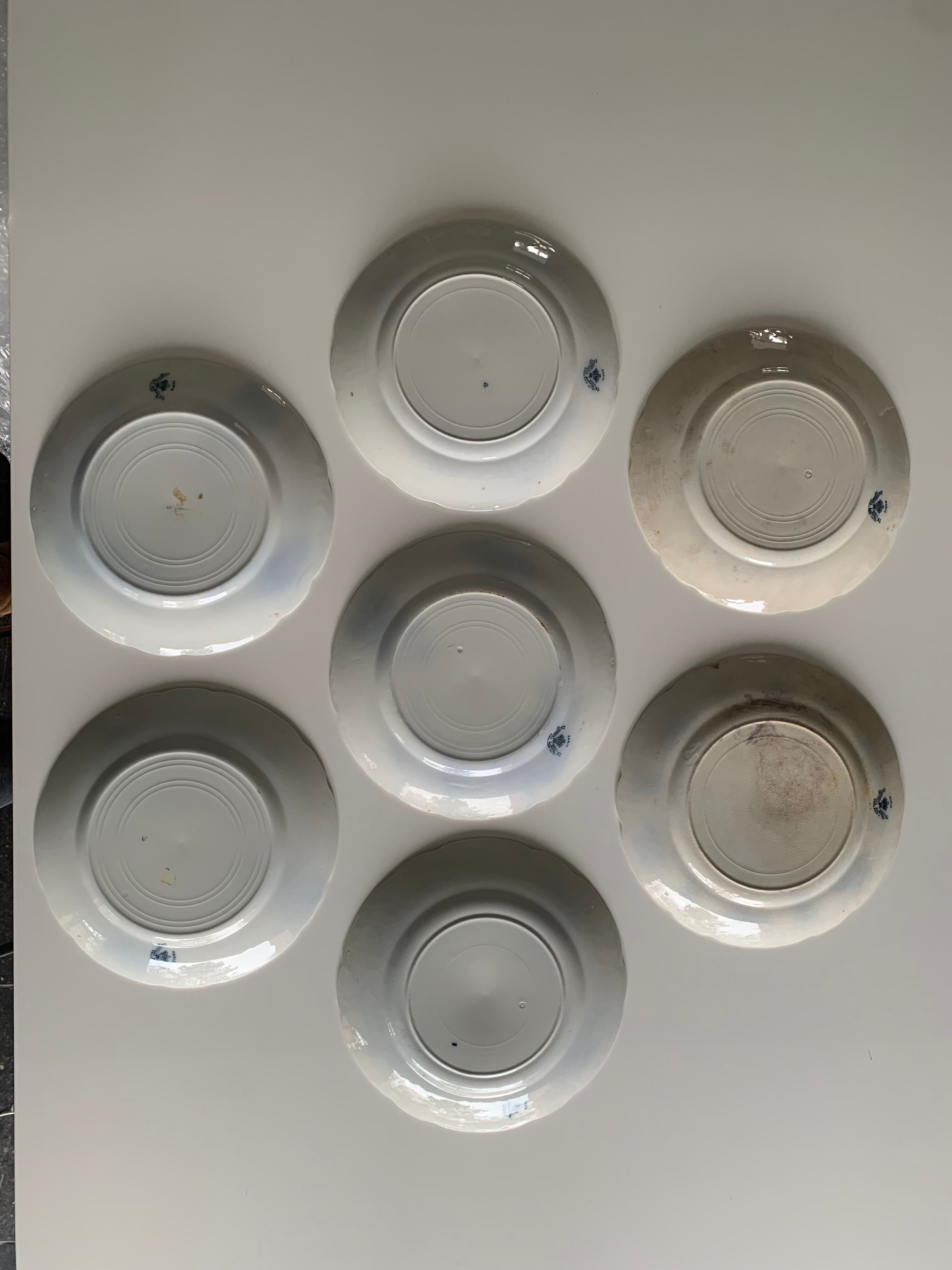 Set of seven flat plates in Johnson Bros English porcelain