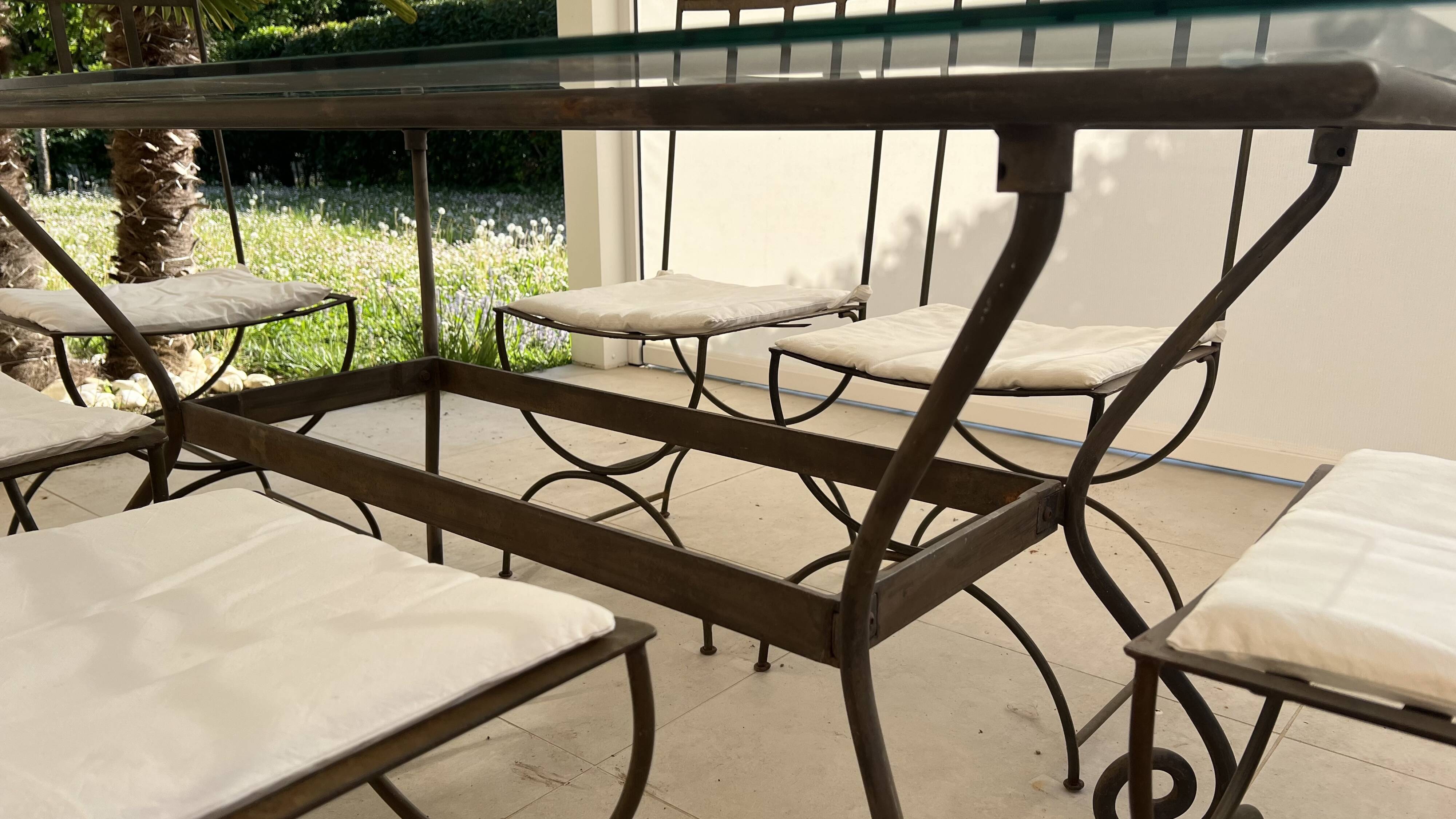 Table de terrasse plateau en verre + 6 chaises en fer forgé