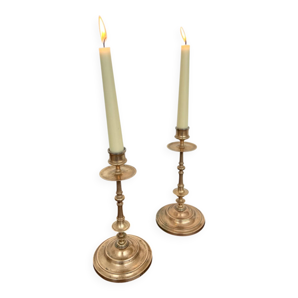 Paire de bougeoirs anciens en laiton rosé tourné (24 cm)