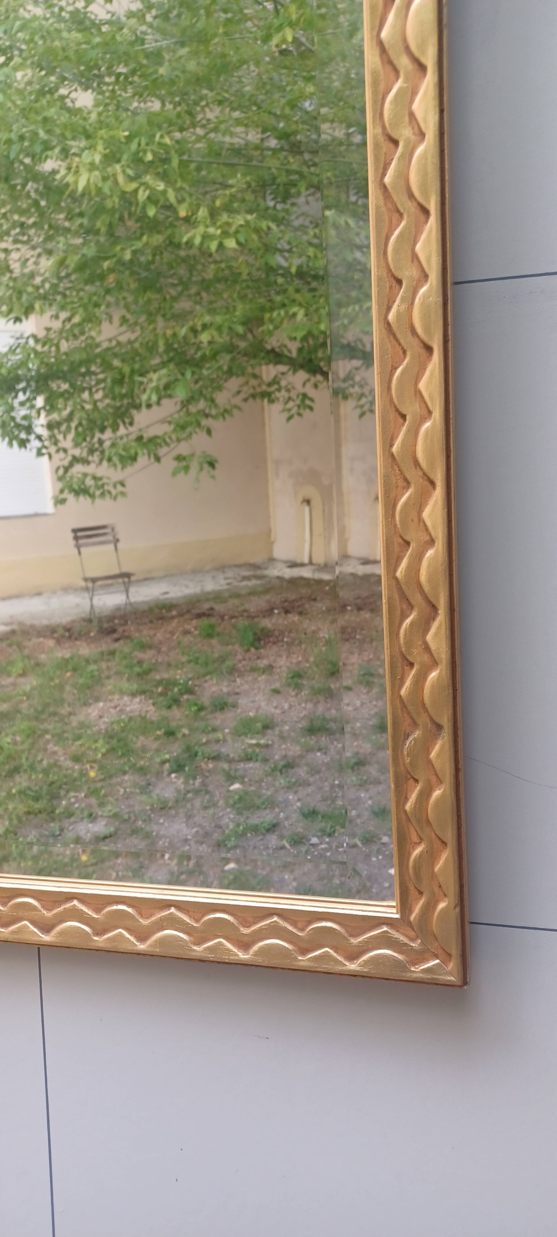 Miroir dore de style art-deco ( 1925-1945) avec  glace biseautee