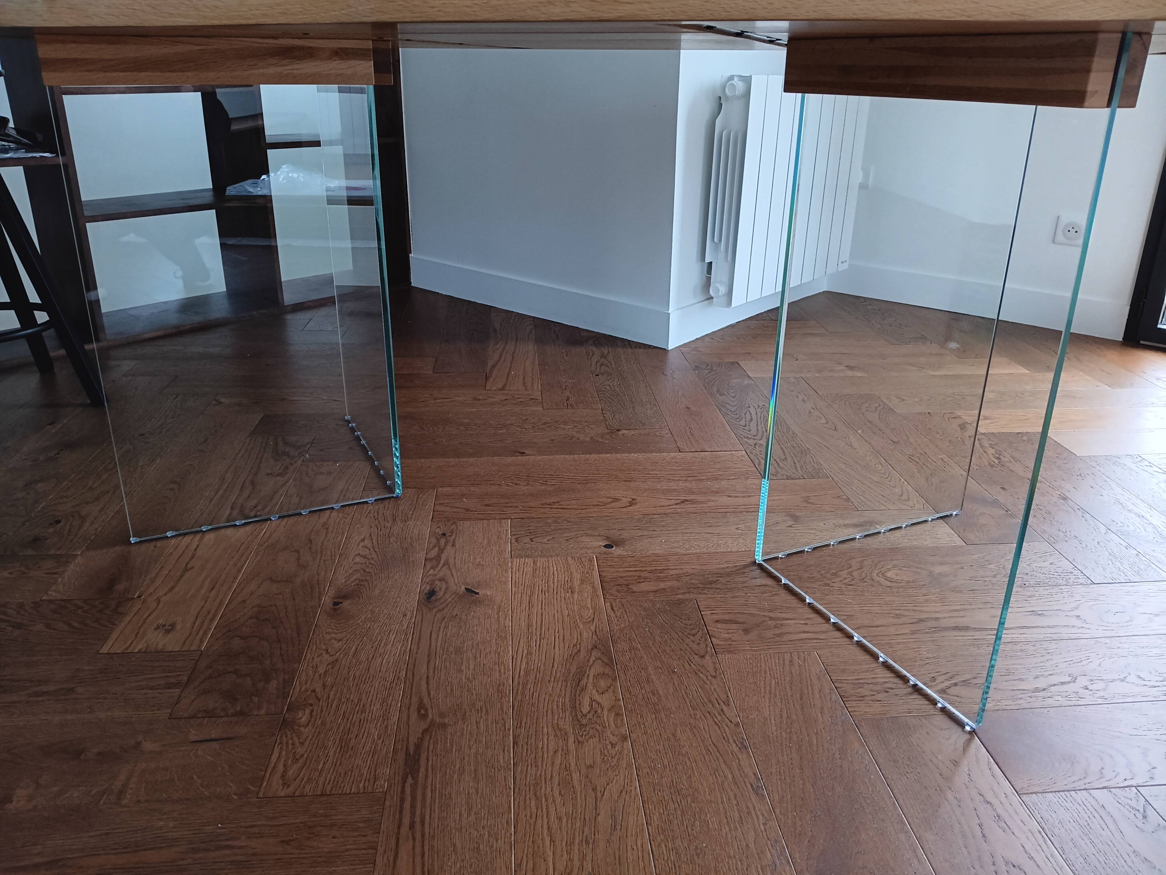 Oak table top with tempered glass legs – in perfect condition.