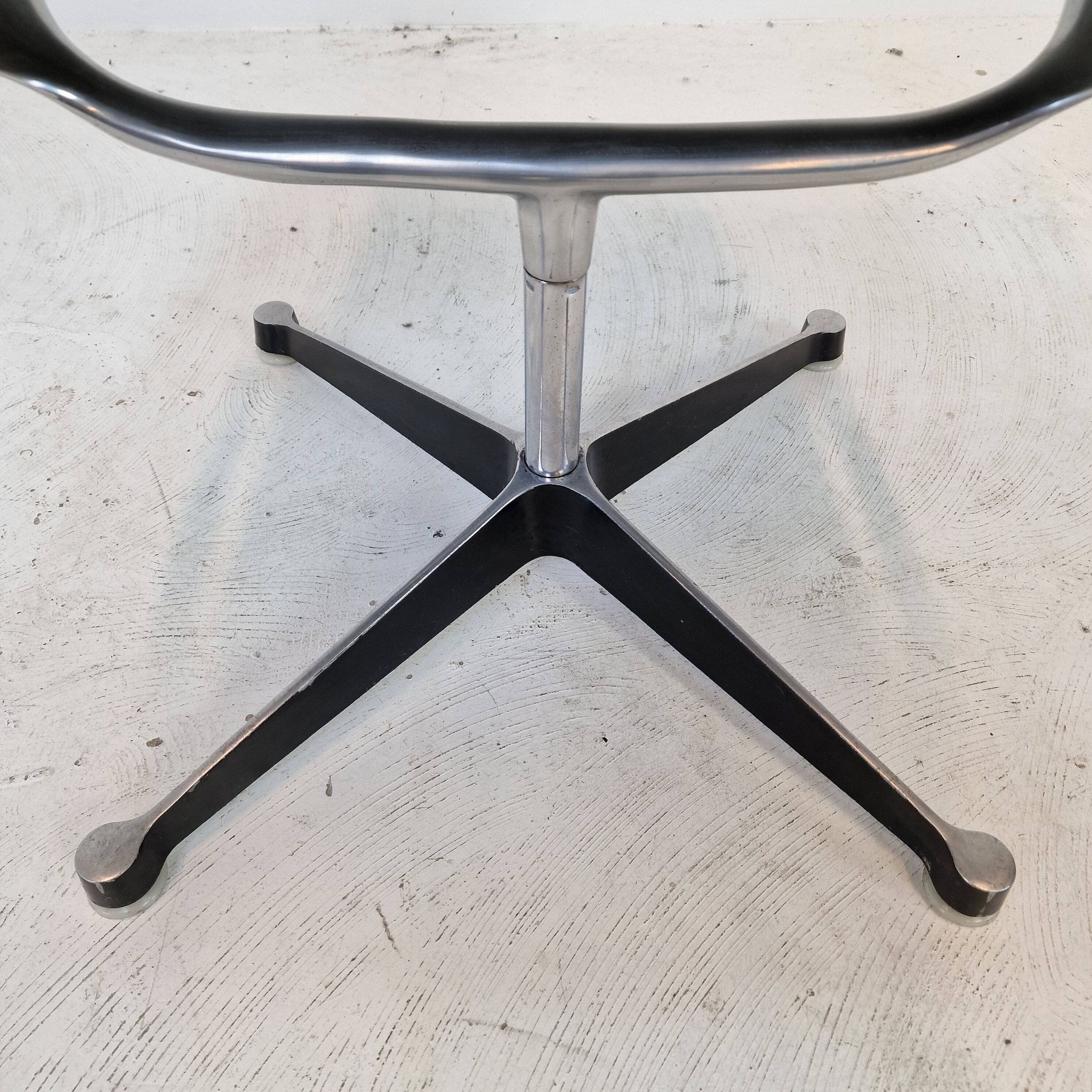 Chaise modèle EA 116 par Eames pour Herman Miller, 1960