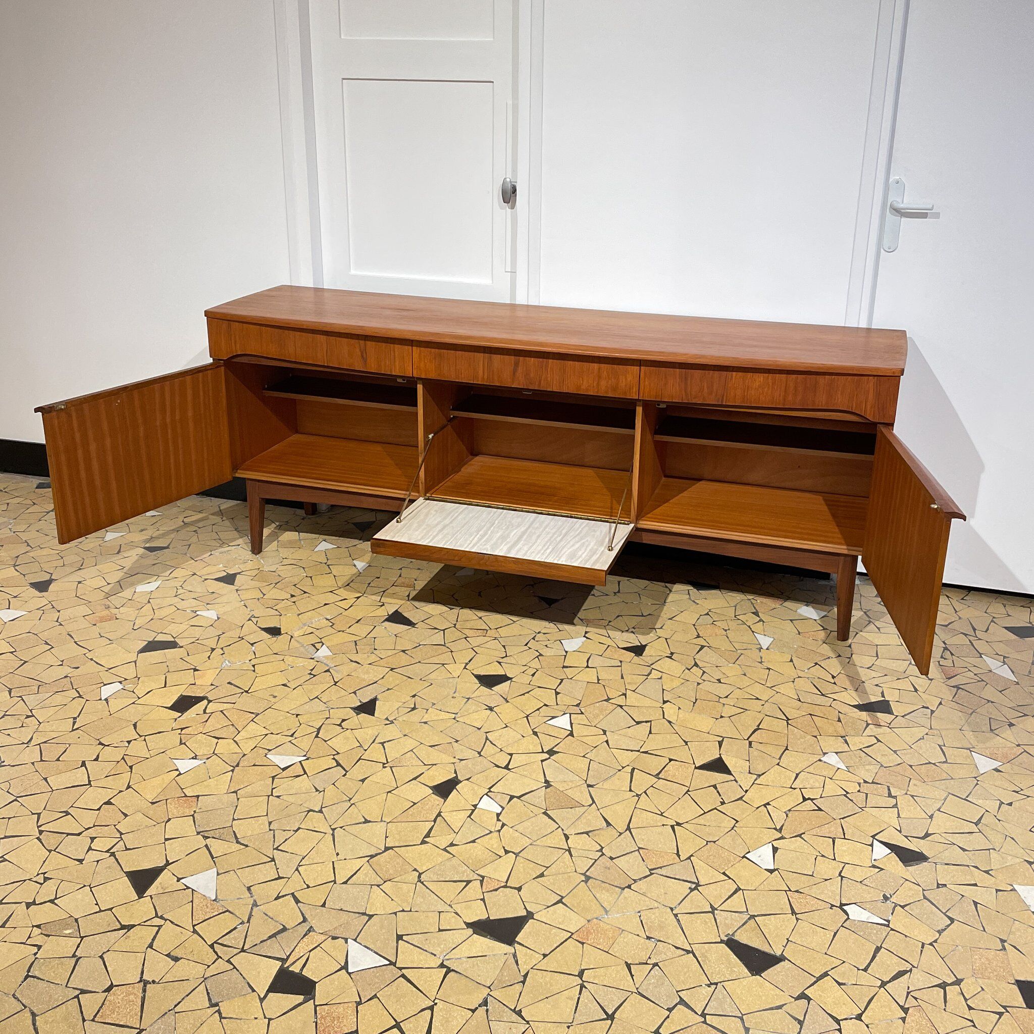 Sleek Scandinavian row 186cm