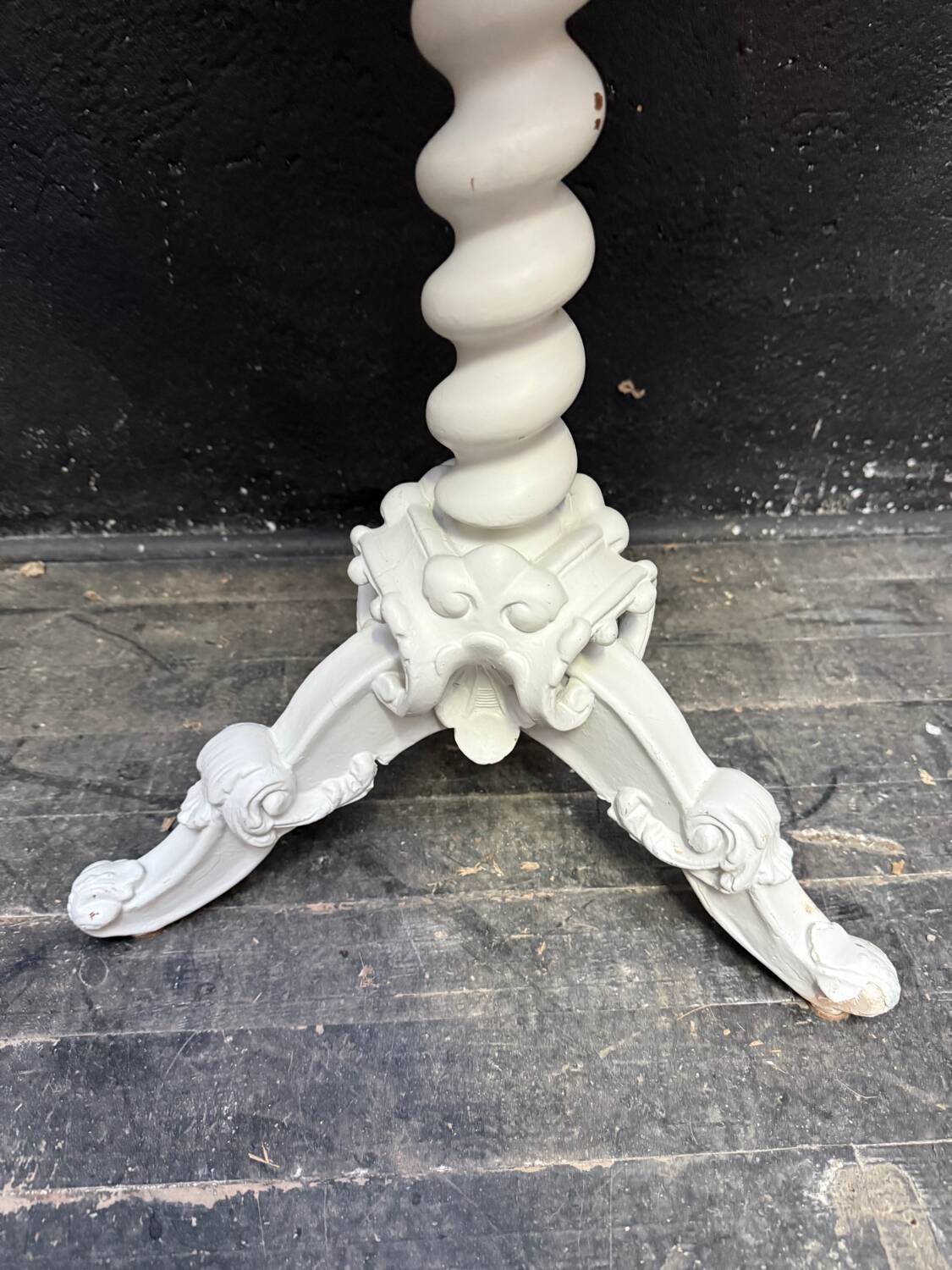 Guéridon, small painted wooden side table