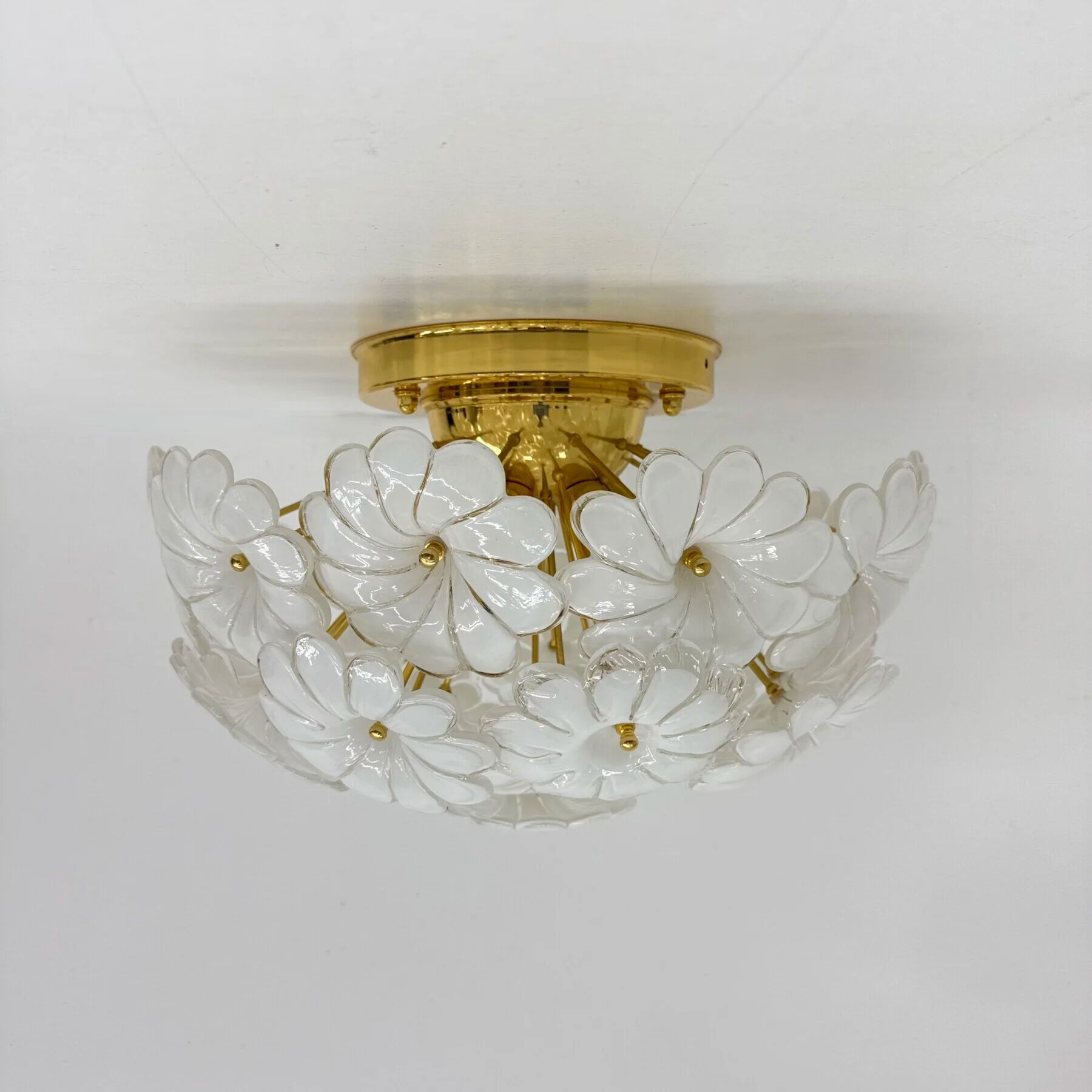 Plafonnier floral en verre blanc de Murano, italien, des années 1970.