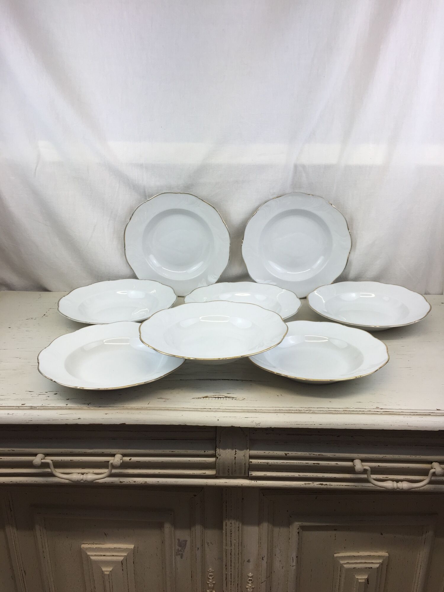Hollow porcelain plates of pure white and gold