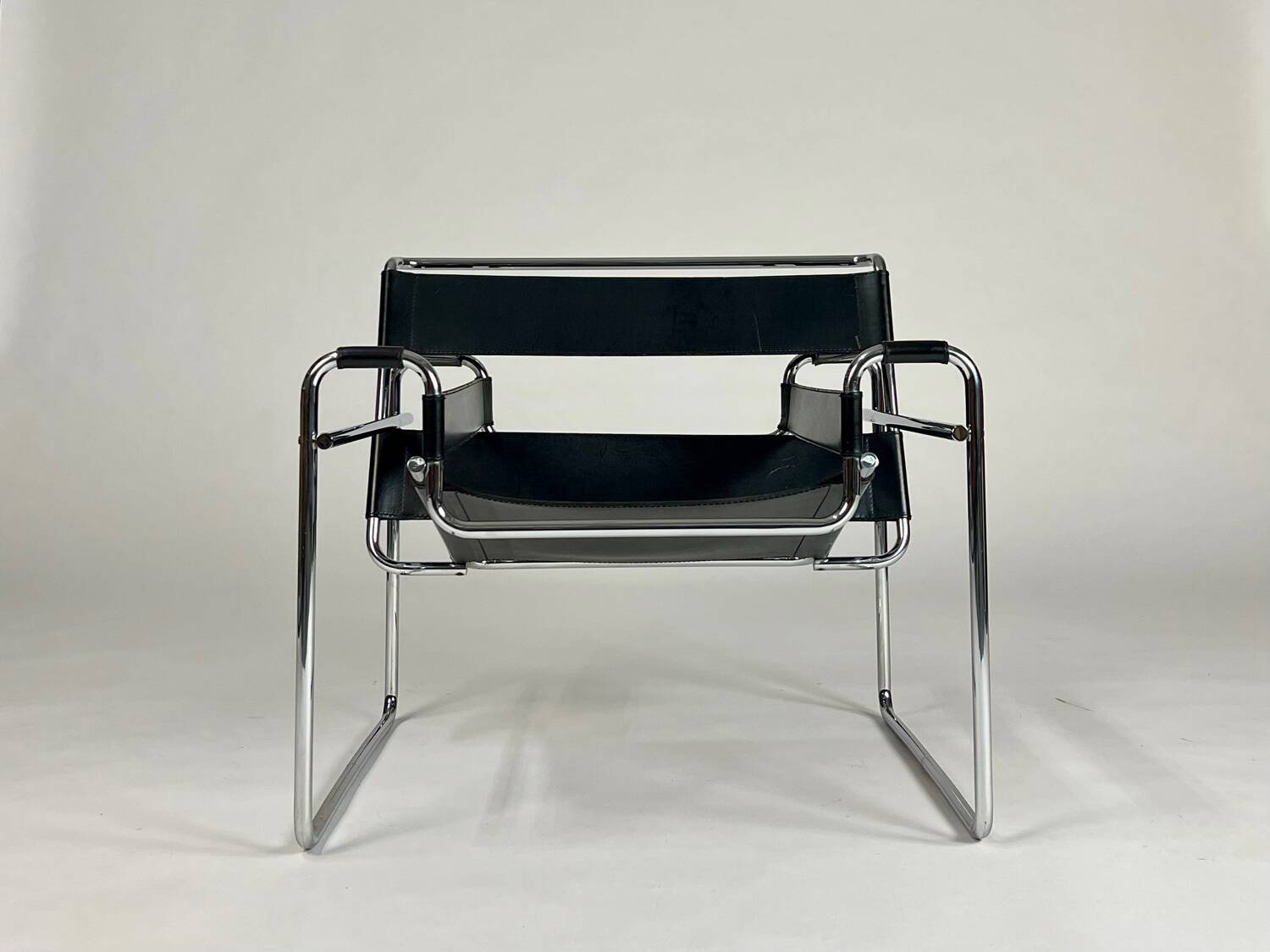 Wassily Chair B3 club chair Marcel Breuer Gavina leather
