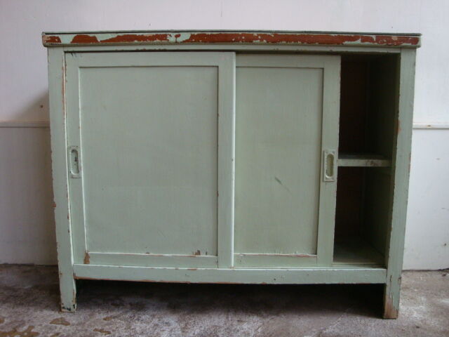 Buffet with sliding doors