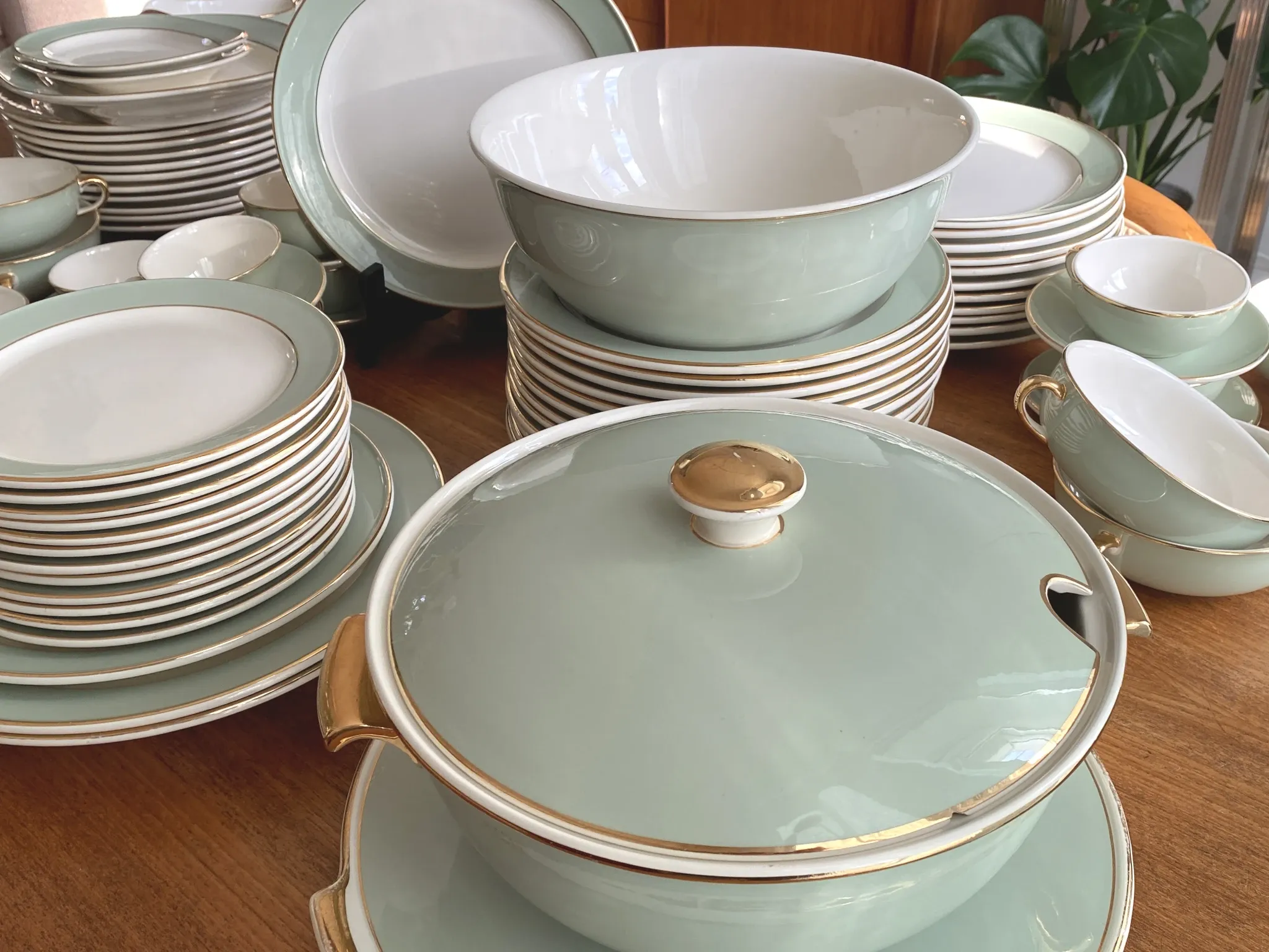 Villeroy & Boch table service in celadon green and ivory - 102 pieces