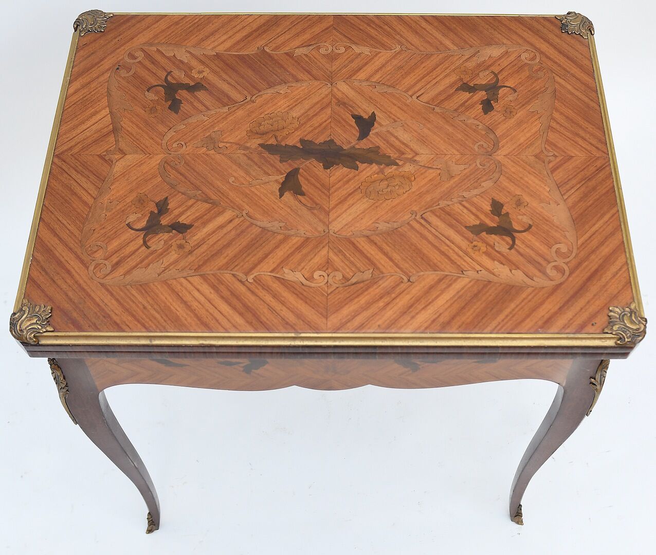 Table play in marquetry
