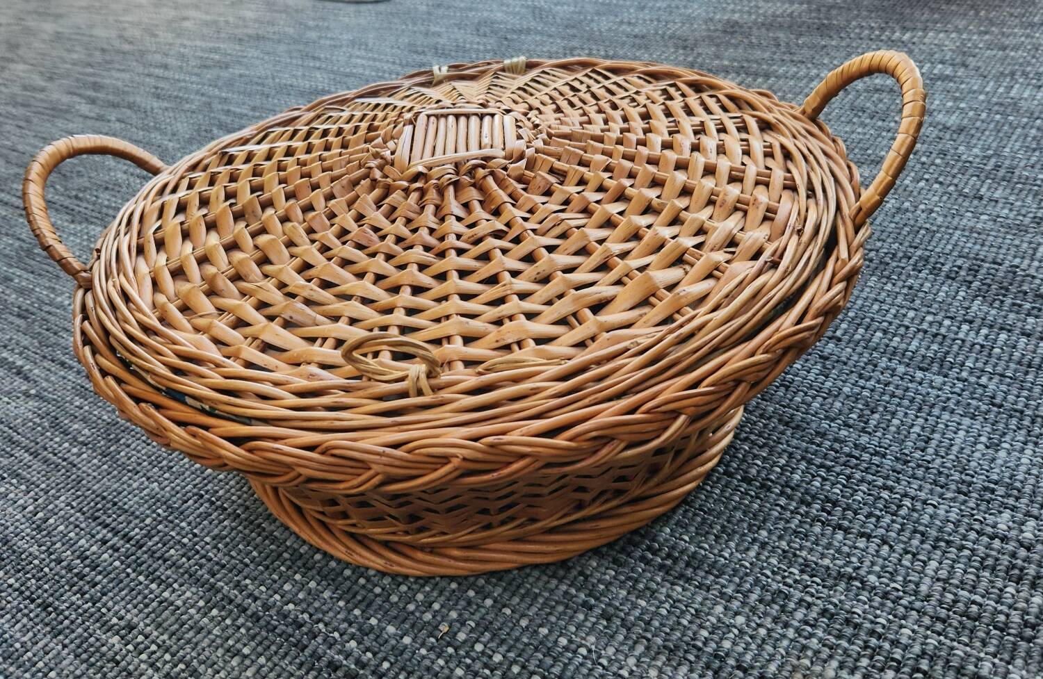 Woven wicker basket: vintage
