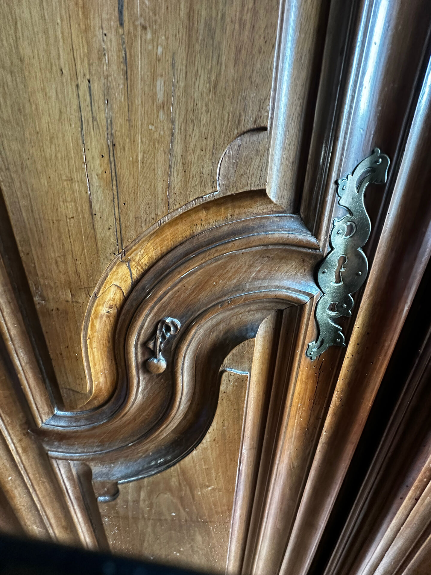 Large Alsatian Louis XV wardrobe in solid walnut – 18th century