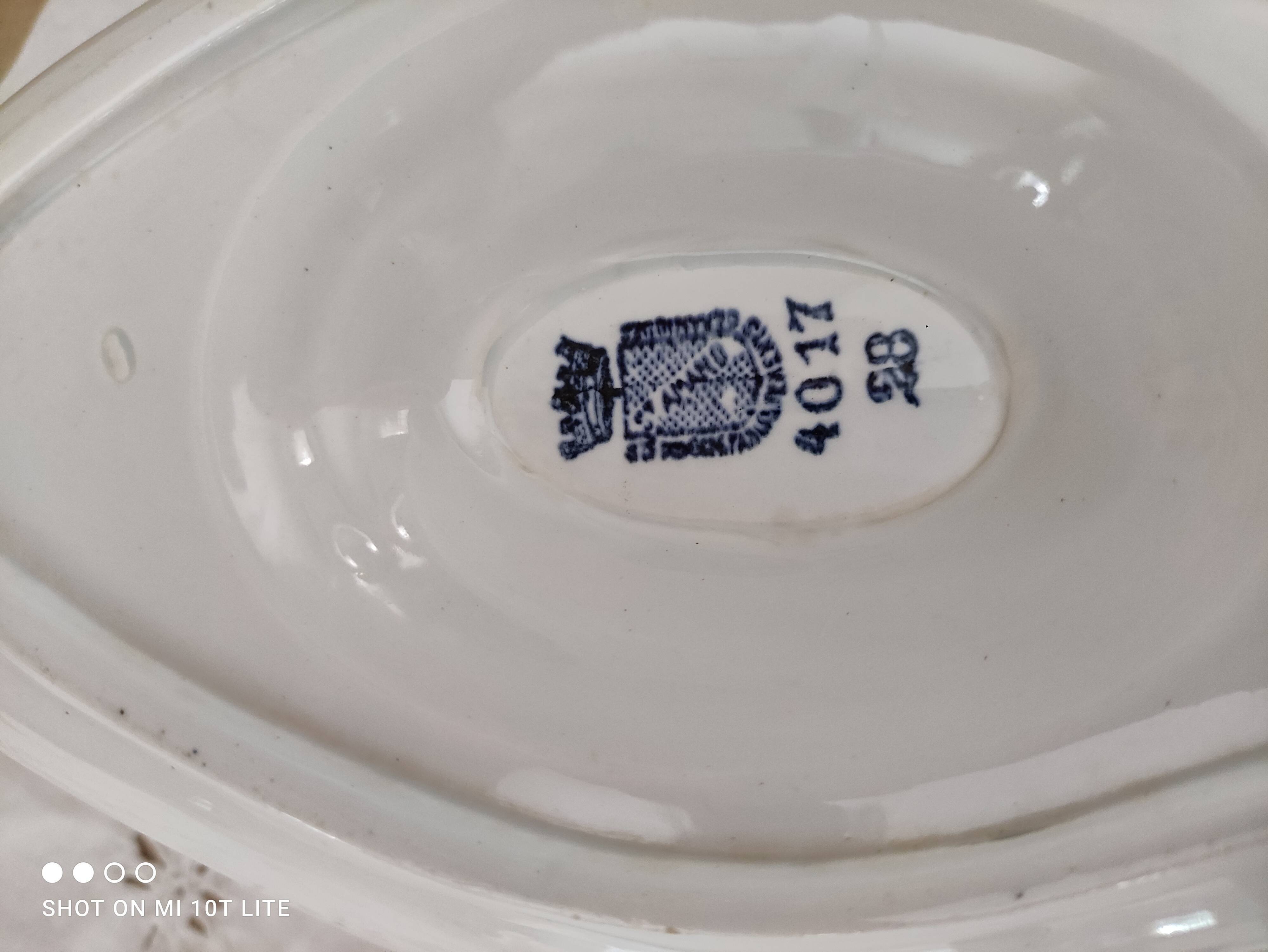 Saucière sur dormant Saint-Amand decoration frieze arabesques bleues