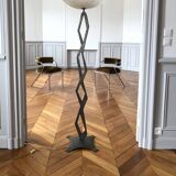 Lampadaire en fer forgé martelé vers 1940