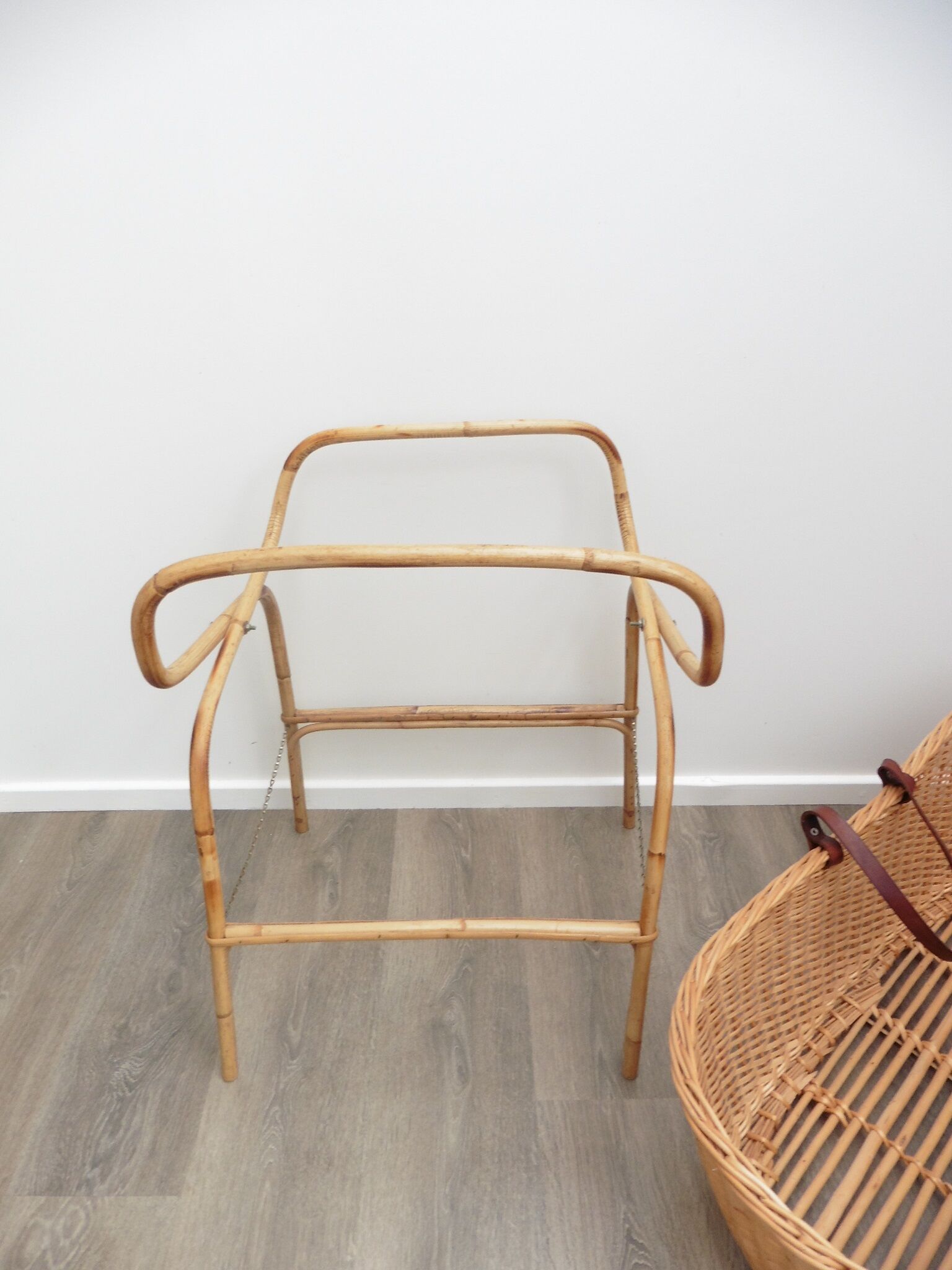Basket Wicker on support