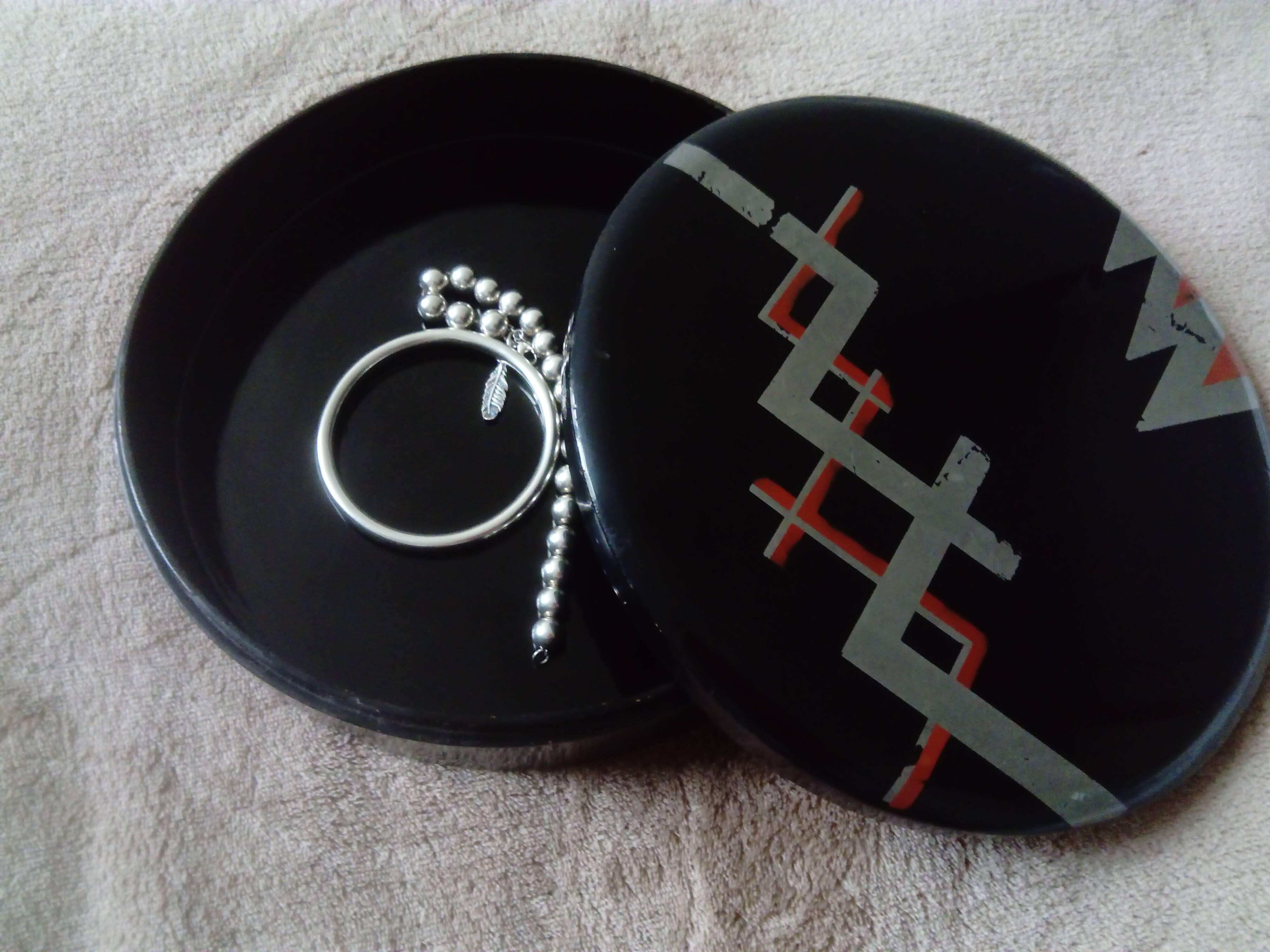 large round box in black lacquered wood Art Deco. Japan