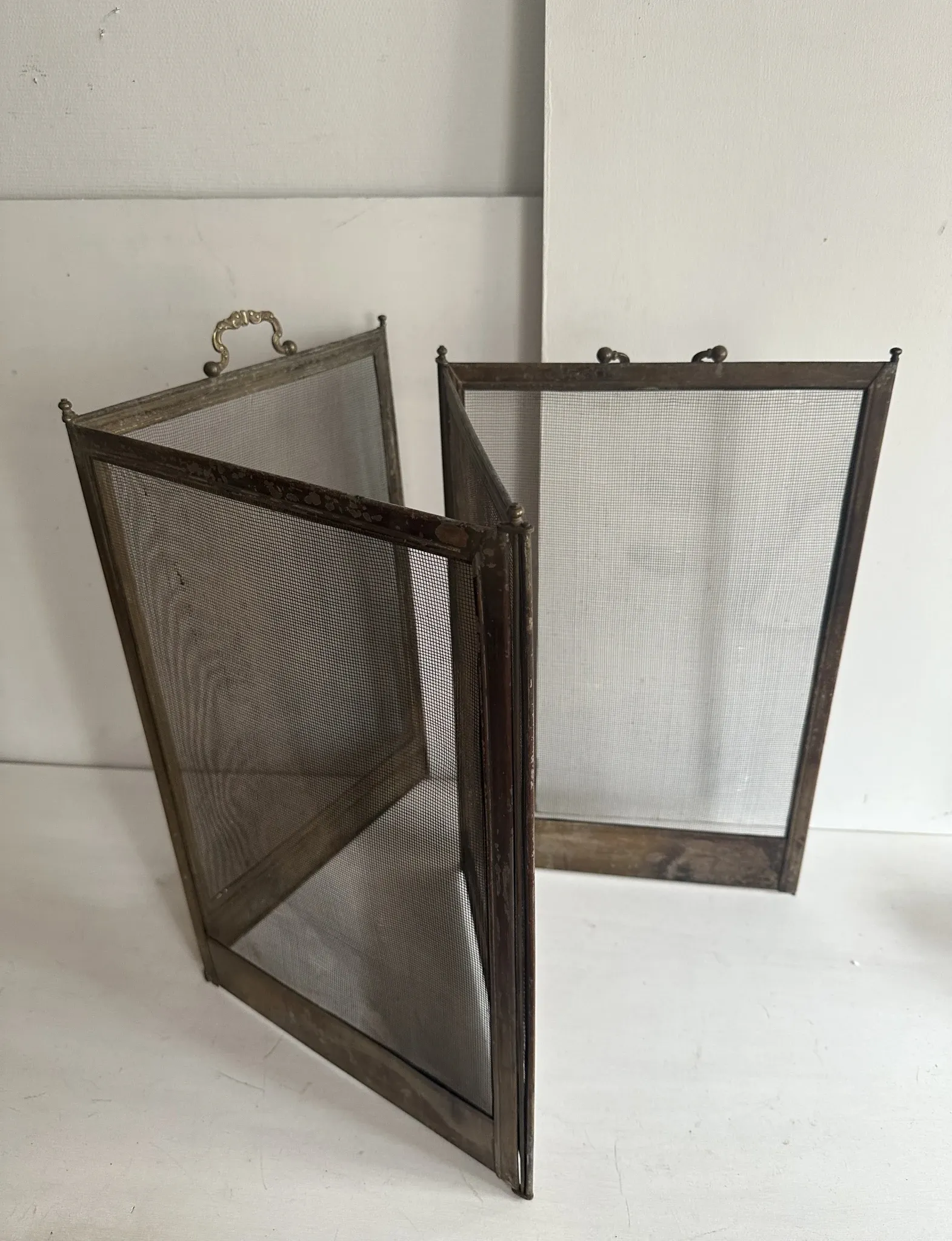 Antique brass and iron mesh spark guard with 4 panels – Early 20th century