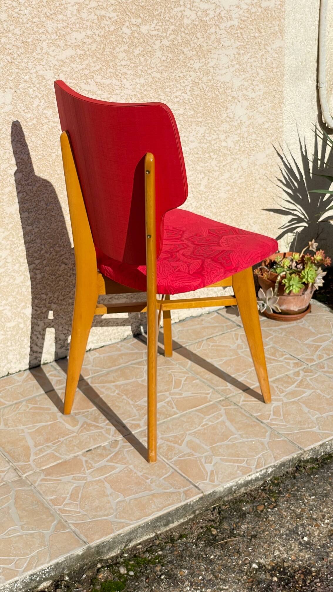 Chaise rétro vintage rouge graphique