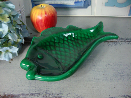 Majolica plate in vintage fish, slurry plate.