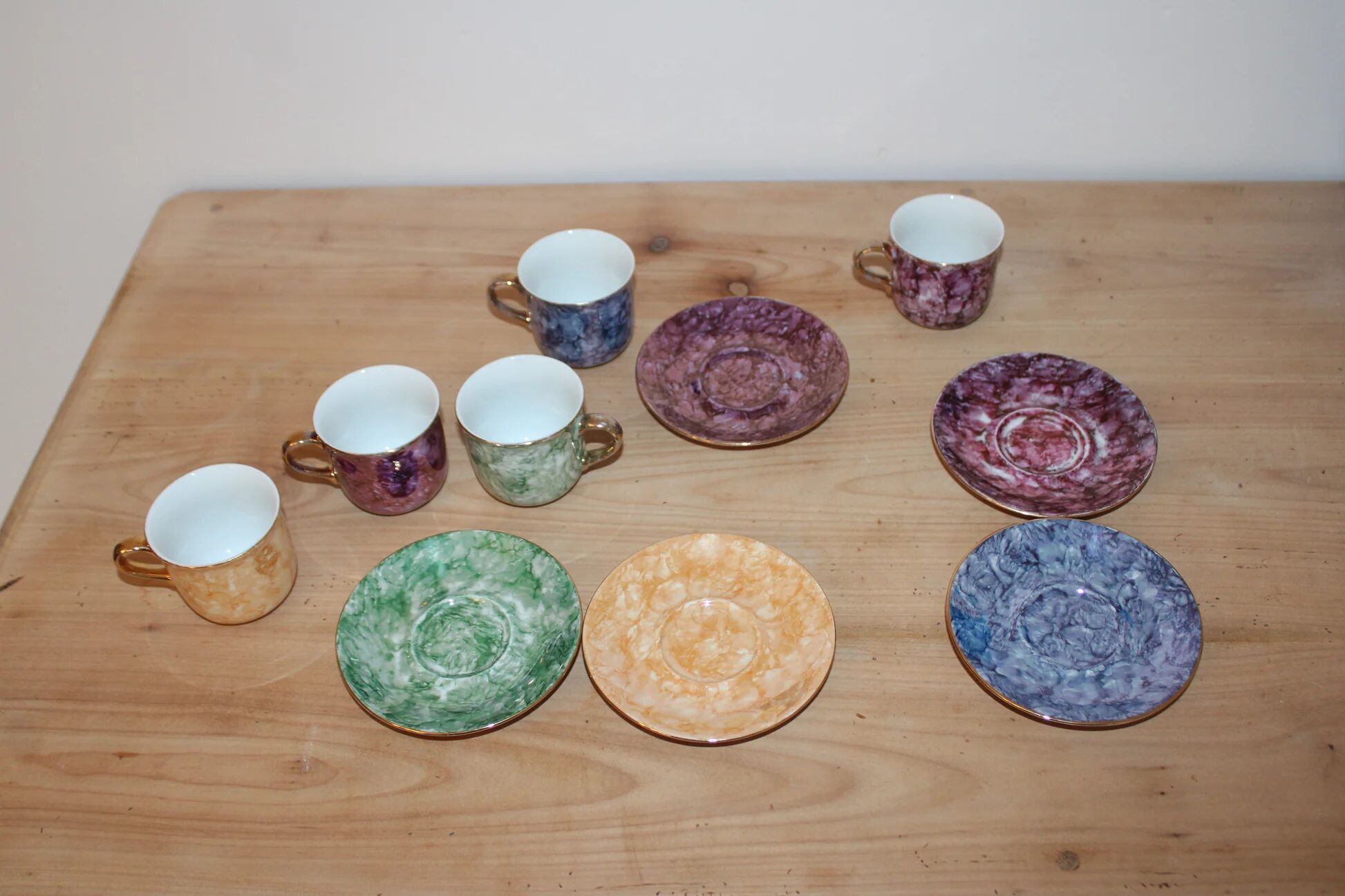 Set of 5 marbled porcelain coffee cups and saucers, hand-painted, with a gold rim.