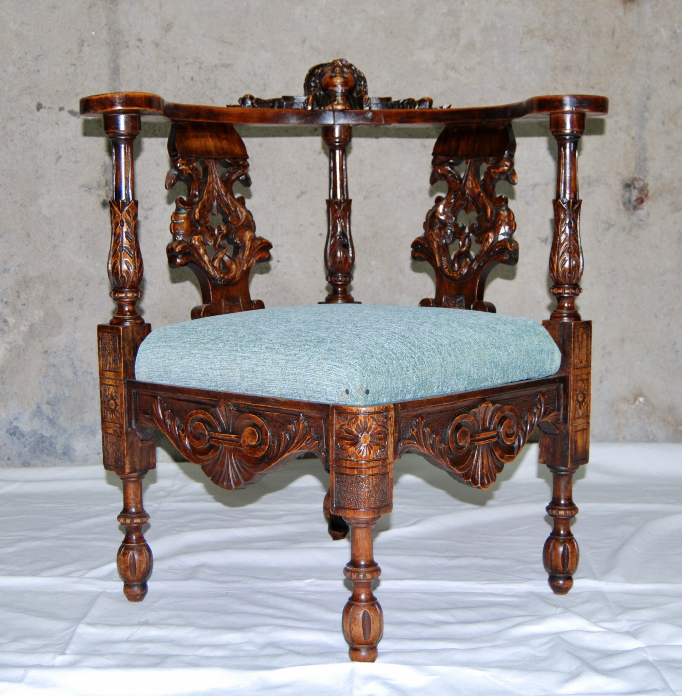 Fauteuil d'angle néo-renaissance en noyer sculpté