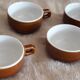 Anciennes tasses de café - céramiques marron typique des buffets de gare