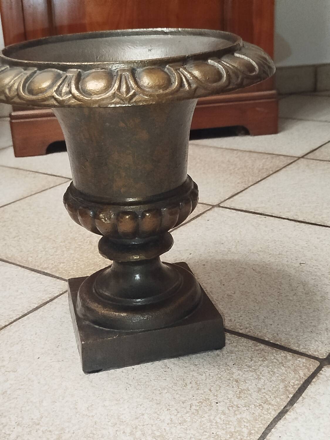 Medici vase 30 cm in cast iron 19th century  
Golden patina