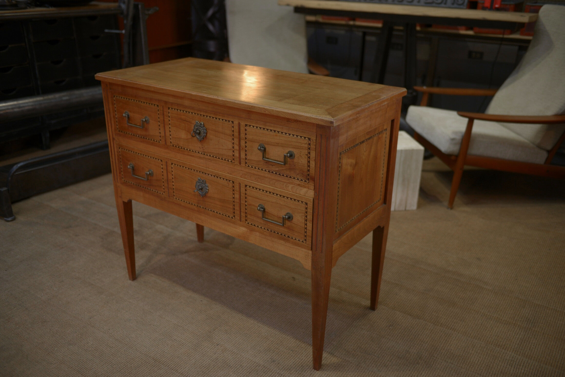 Commode de style Louis XVl en merisier 2 tiroirs estampillée Lechevalier. P.
