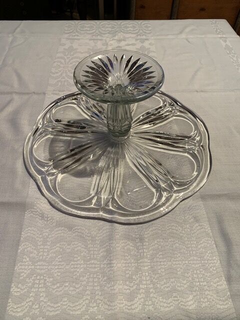 Pie dish and bubbled glass cakes on foot in excellent condition