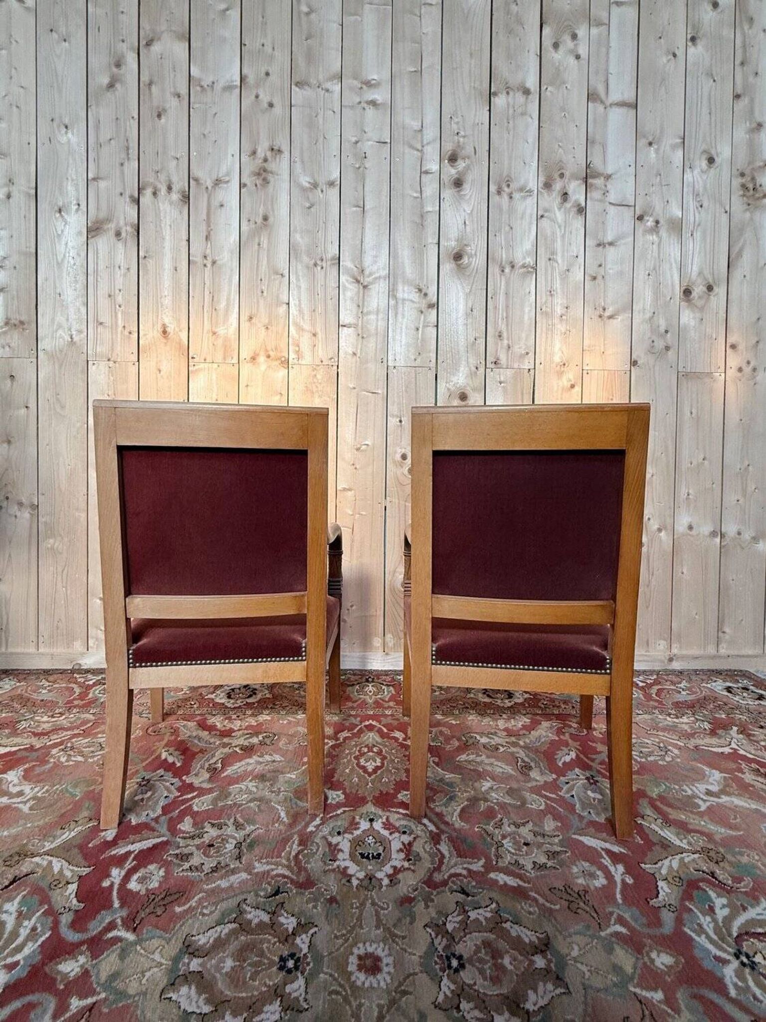 Paire de fauteuils style Empire – Accoudoirs dauphins – Hêtre et velours