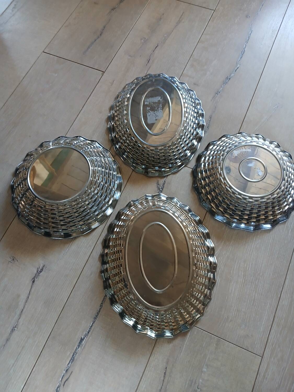 4 metal bread baskets