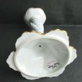 Bougeoir en porcelaine de Limoges forme fleur décorée d'un semis de fleurettes
