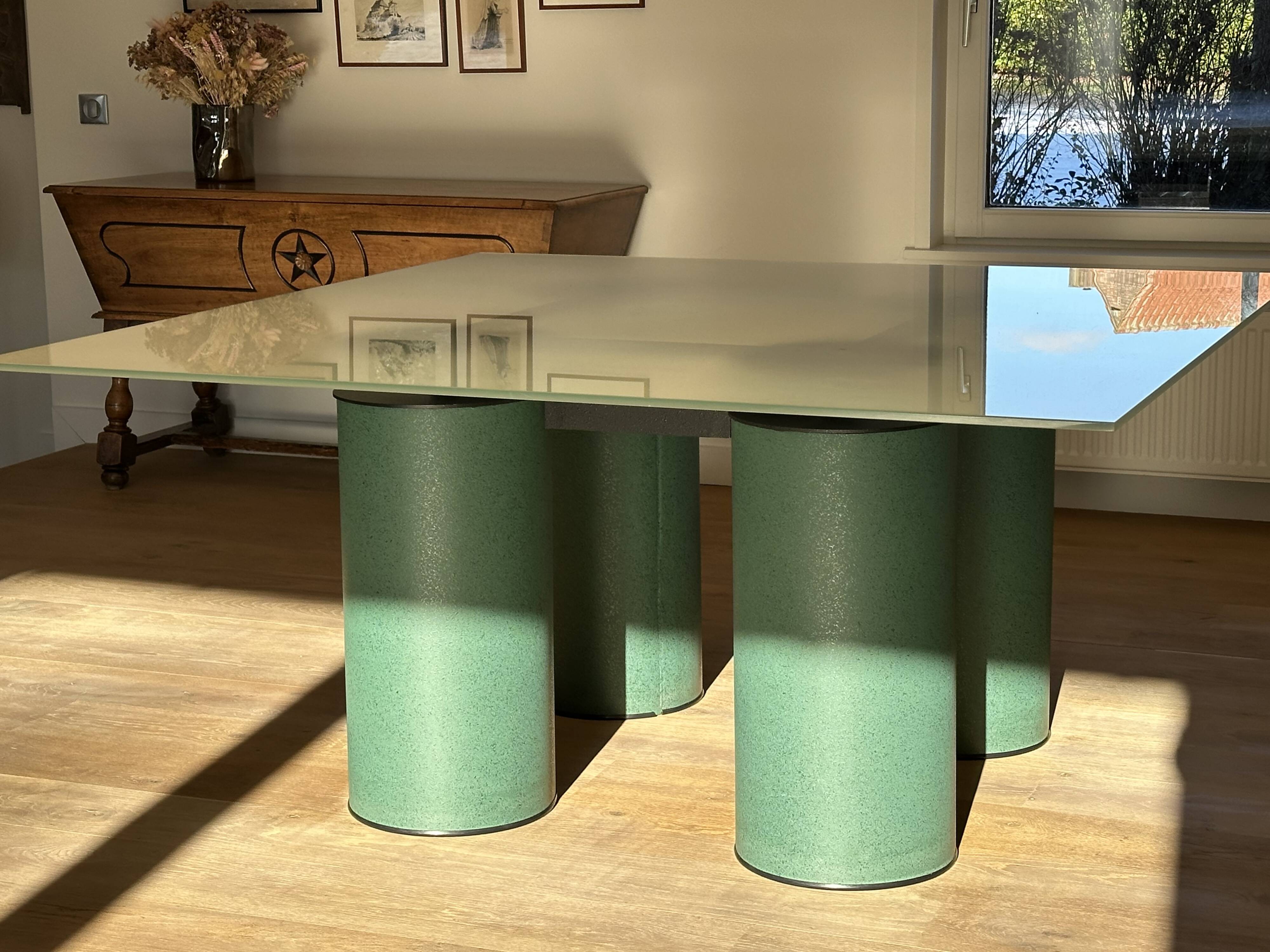 Table 160 × 160 inspiration Vignelli & 8 chaises cuir Gorini Divani