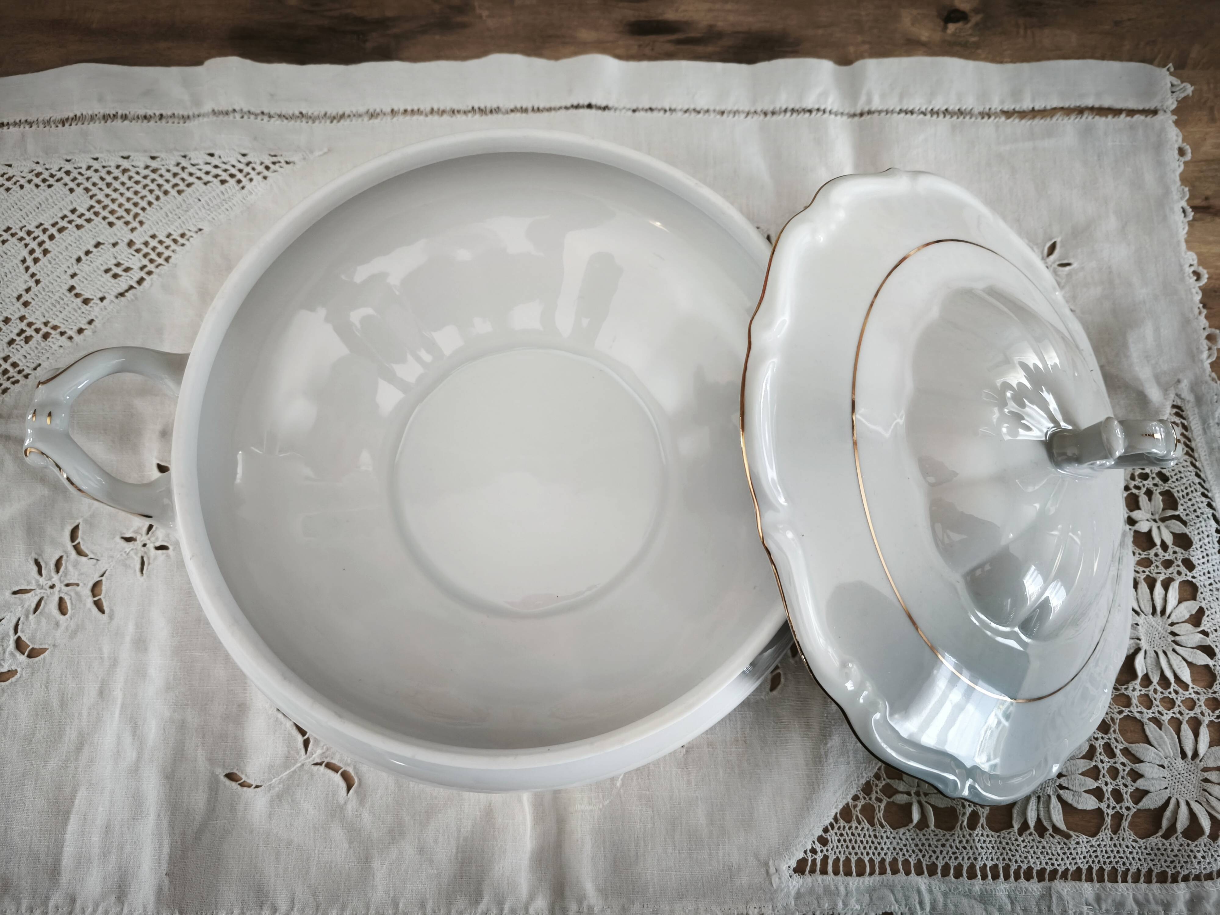 Porcelain soup tureen, white manufacture with double gold line, hand-painted.