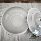 Porcelain soup tureen, white manufacture with double gold line, hand-painted.