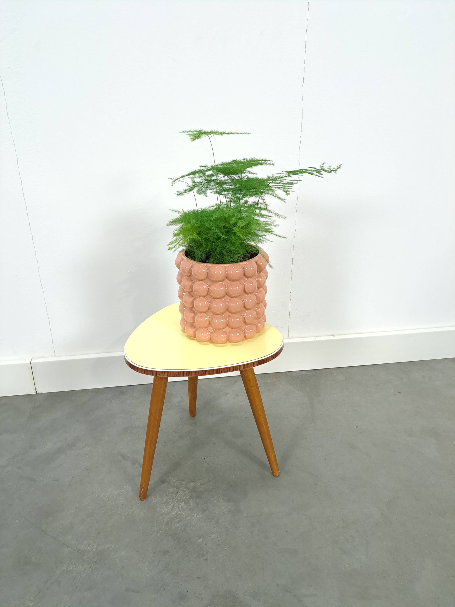 Table à plantes jaune avec pieds en bois 1950, table d'appoint