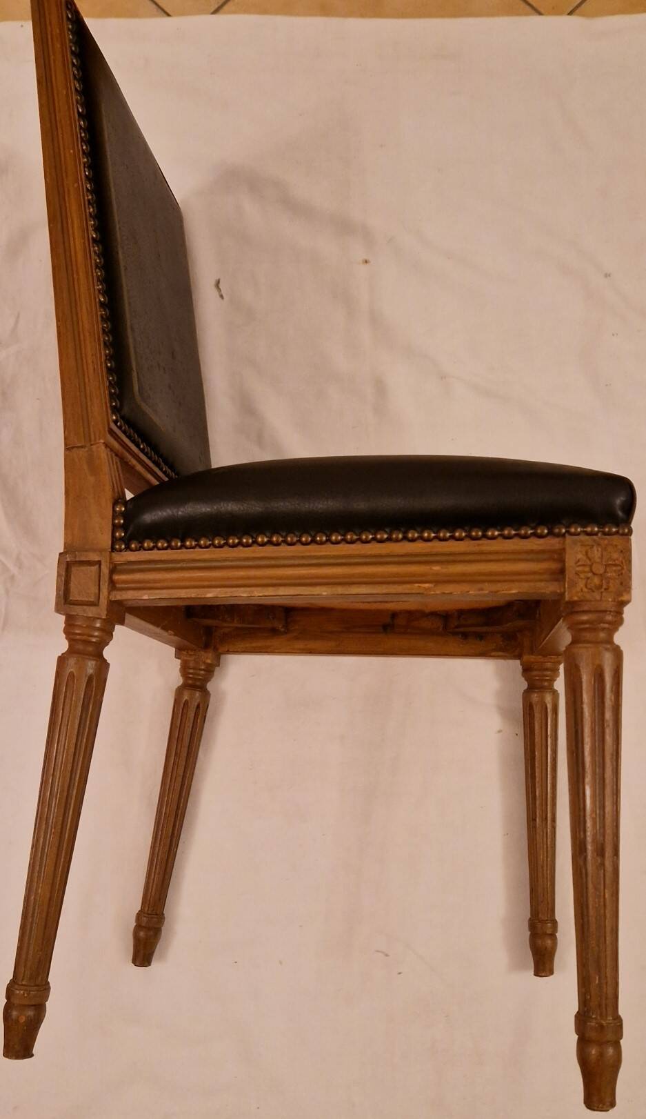 Antique Louis XVI style chair in solid wood and patinated leather.