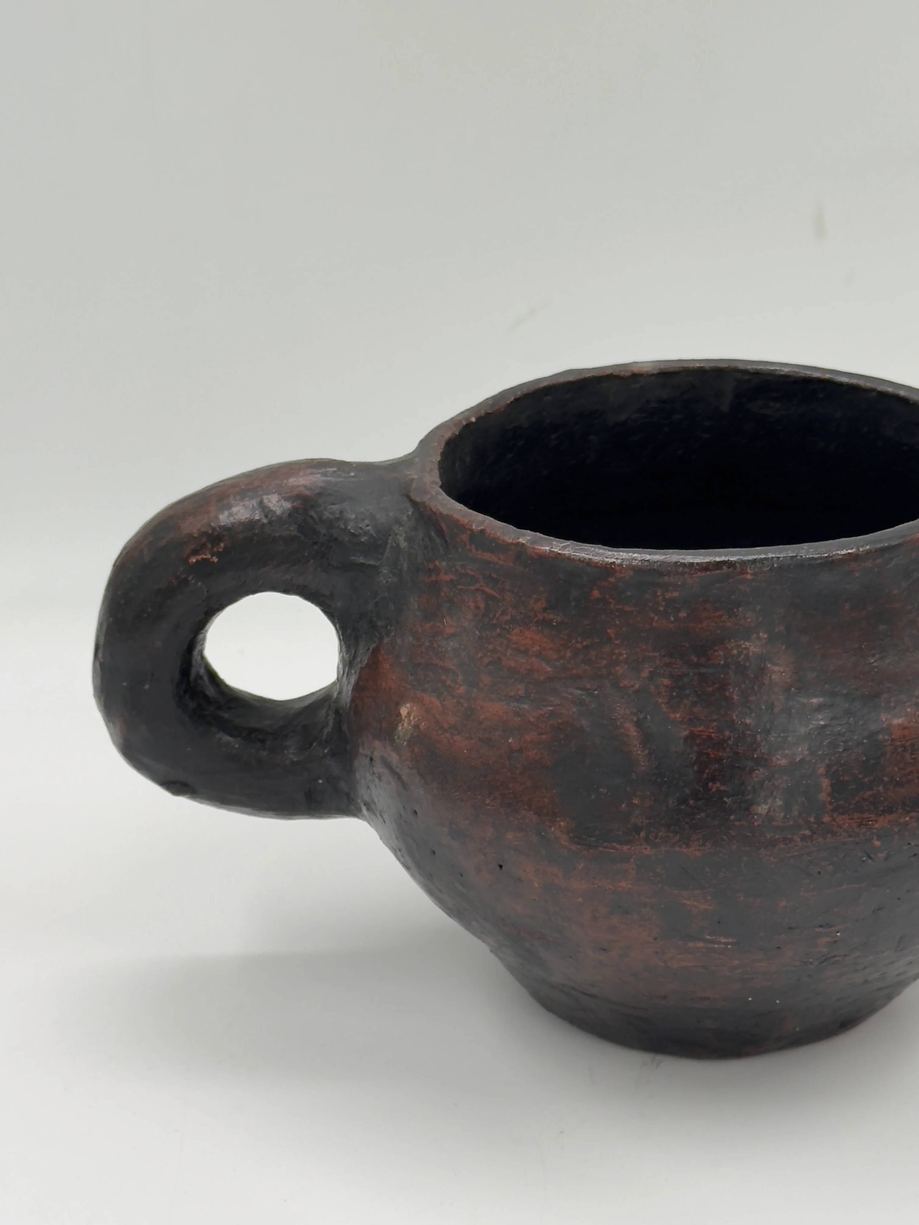Vase tripode vintage en terre cuite, fait main, finition noire fumée