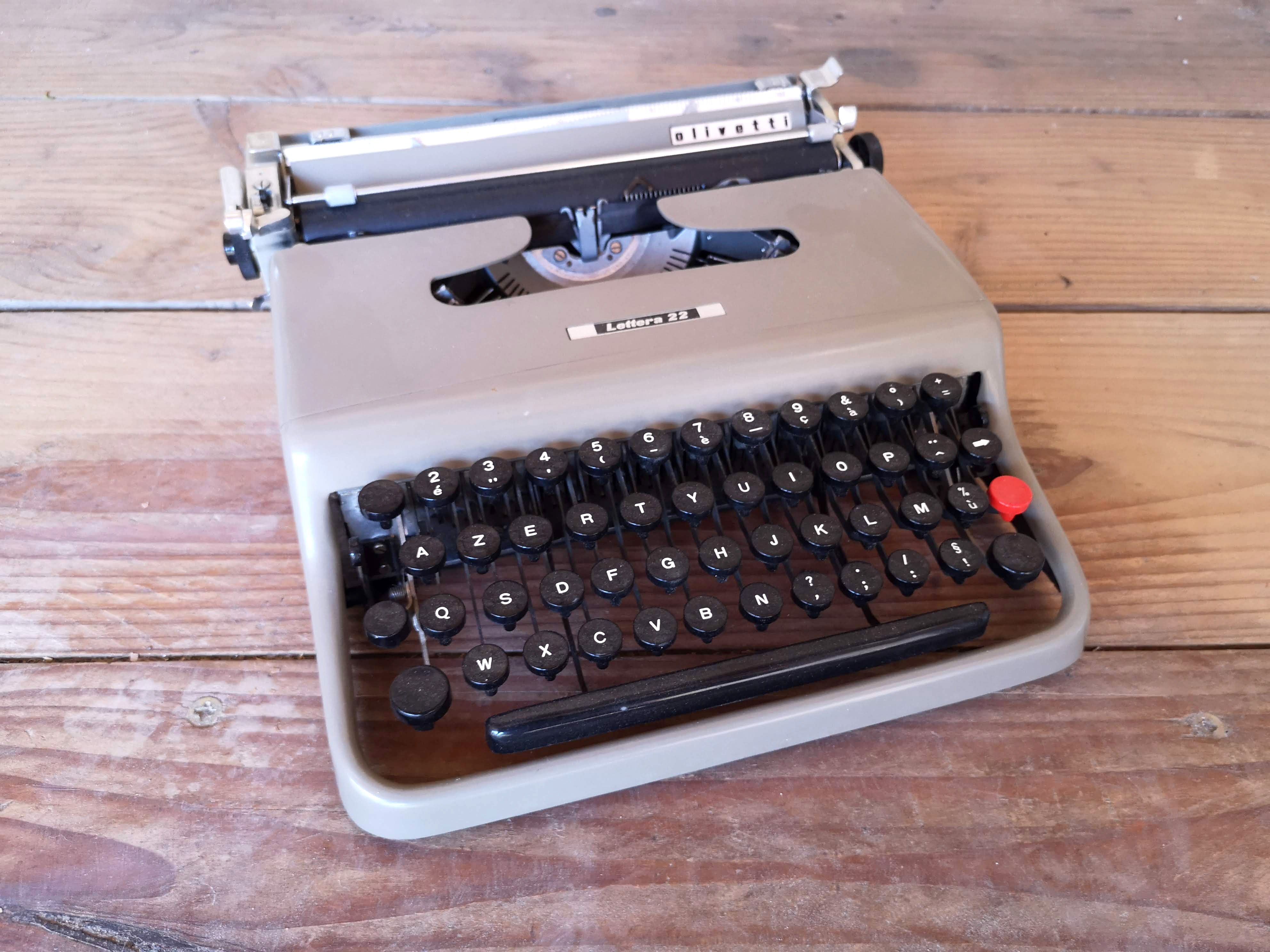 Olivetti Lettera Typewriter 22