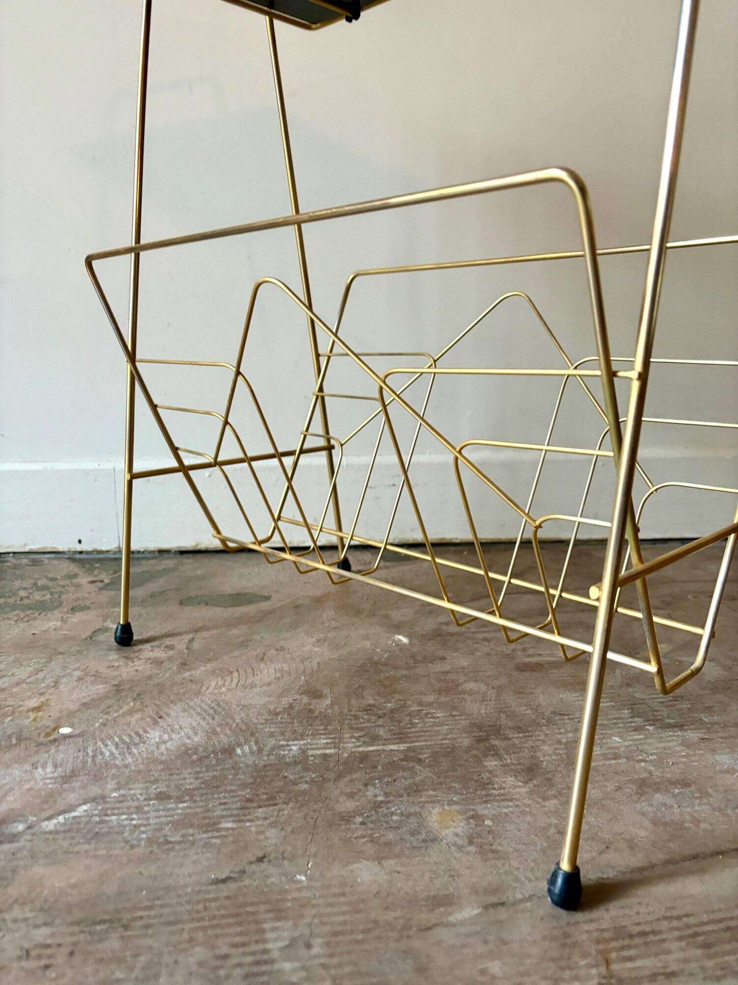 End table, Erdecor magazine holder in gold metal and black glass