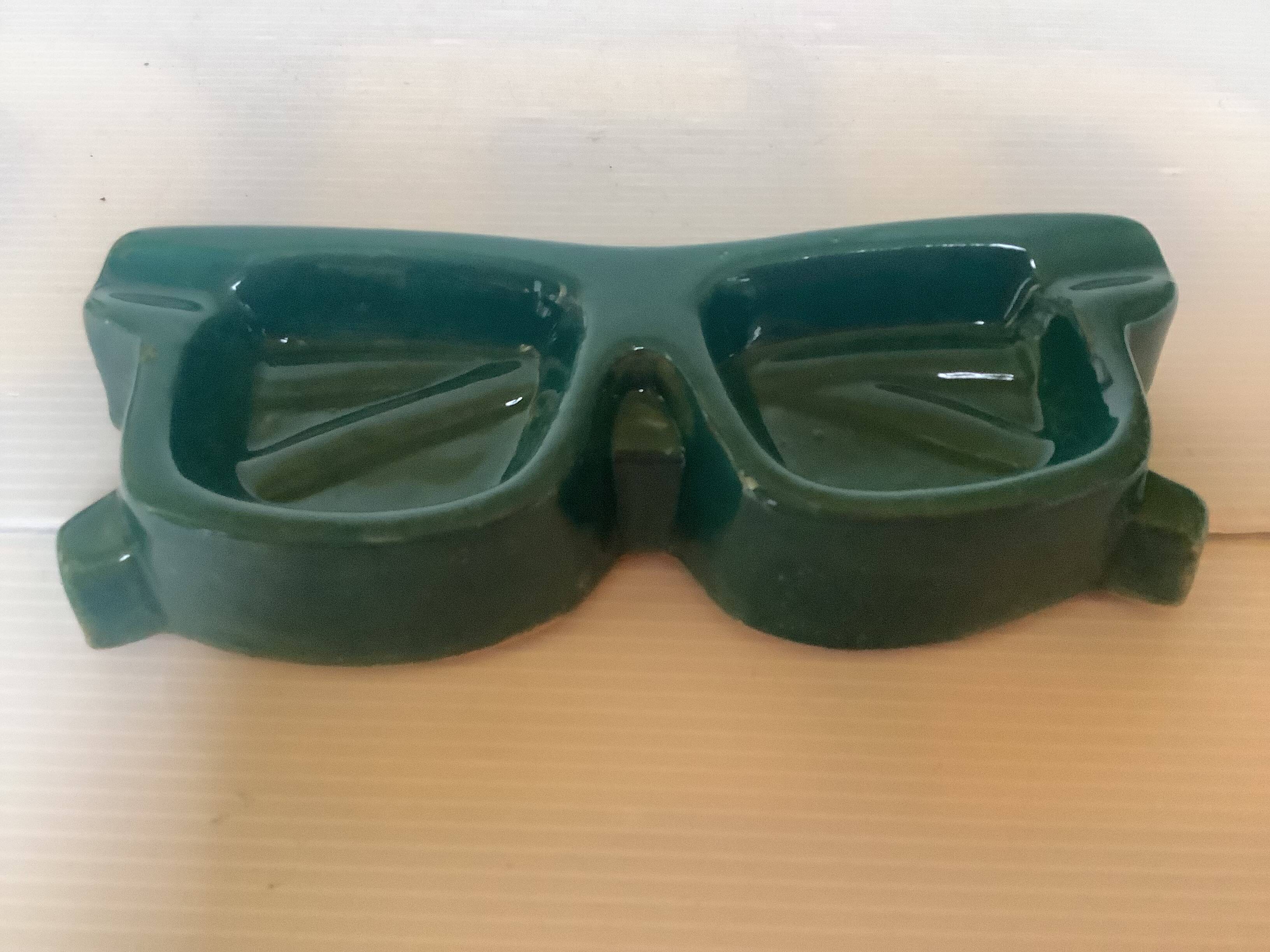 Eyeglass-shaped ring holder/trinket tray