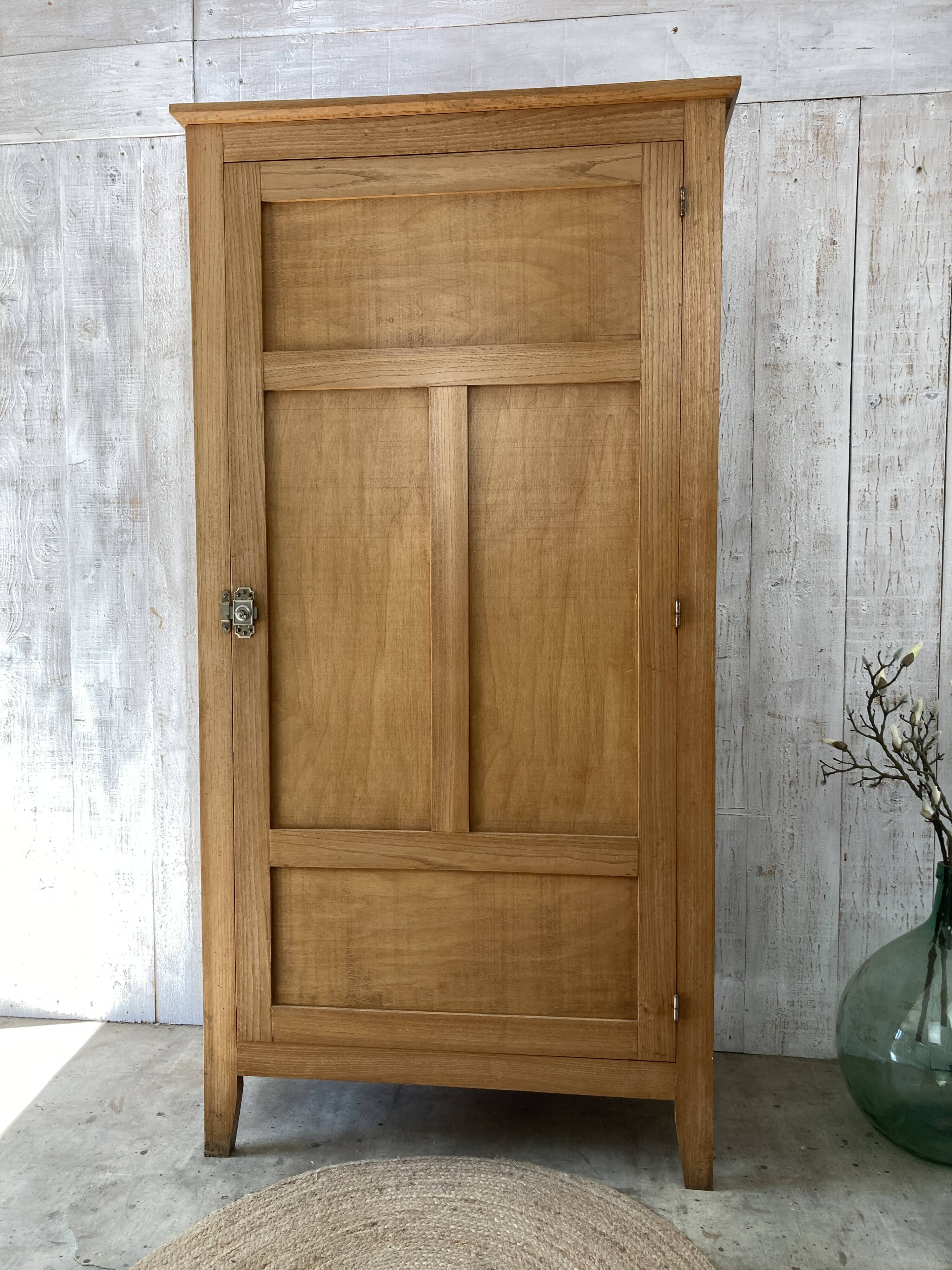 Armoire parisienne