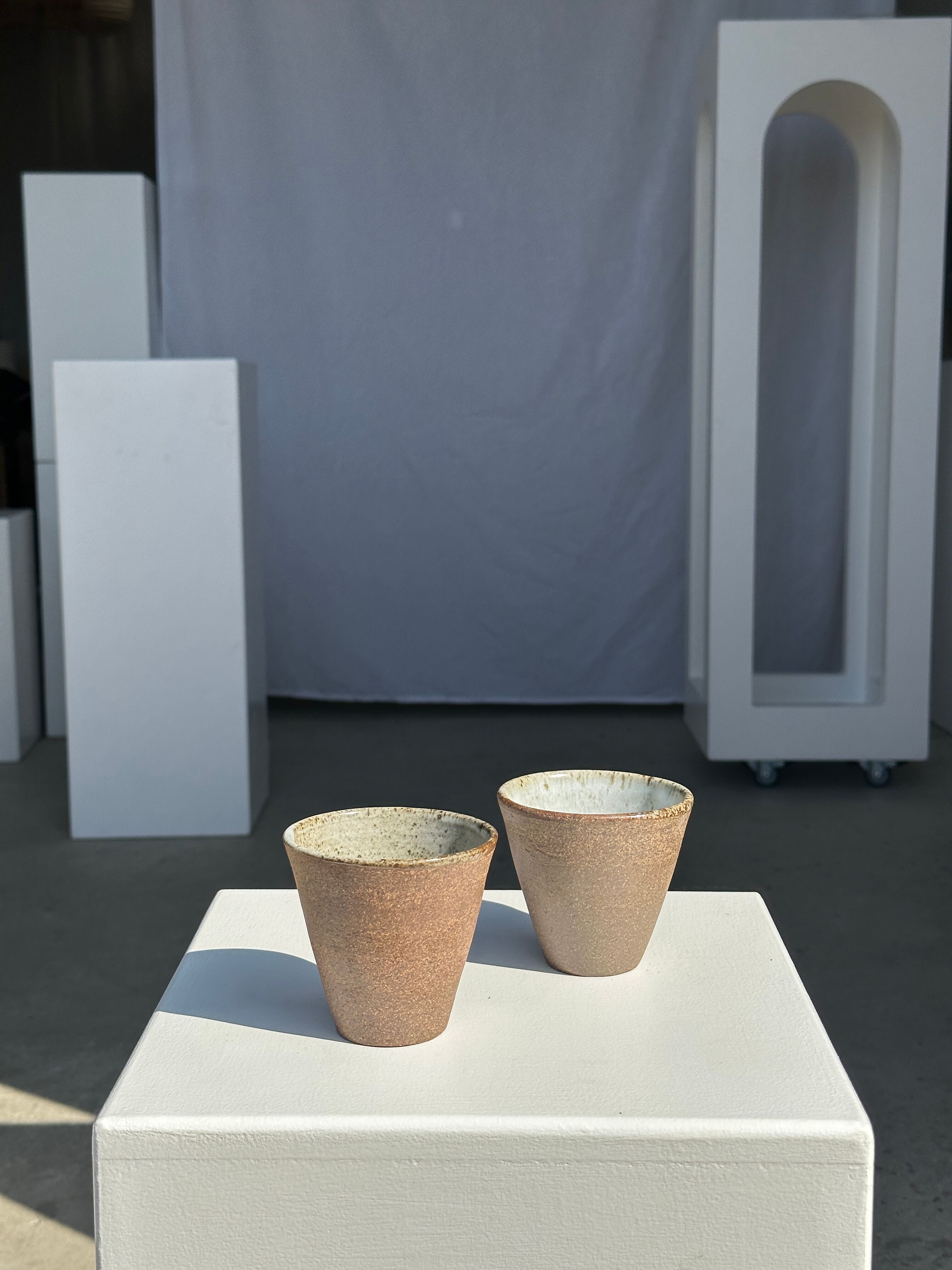 Lot de 2 tasses / mug en céramique indonésienne (mat brun)