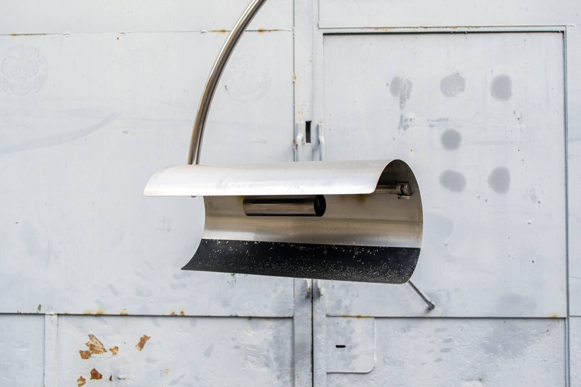 Lampada ad arco Giuliano Cesari ed Enrico Panzeri per Nucleo, Italia anni '70