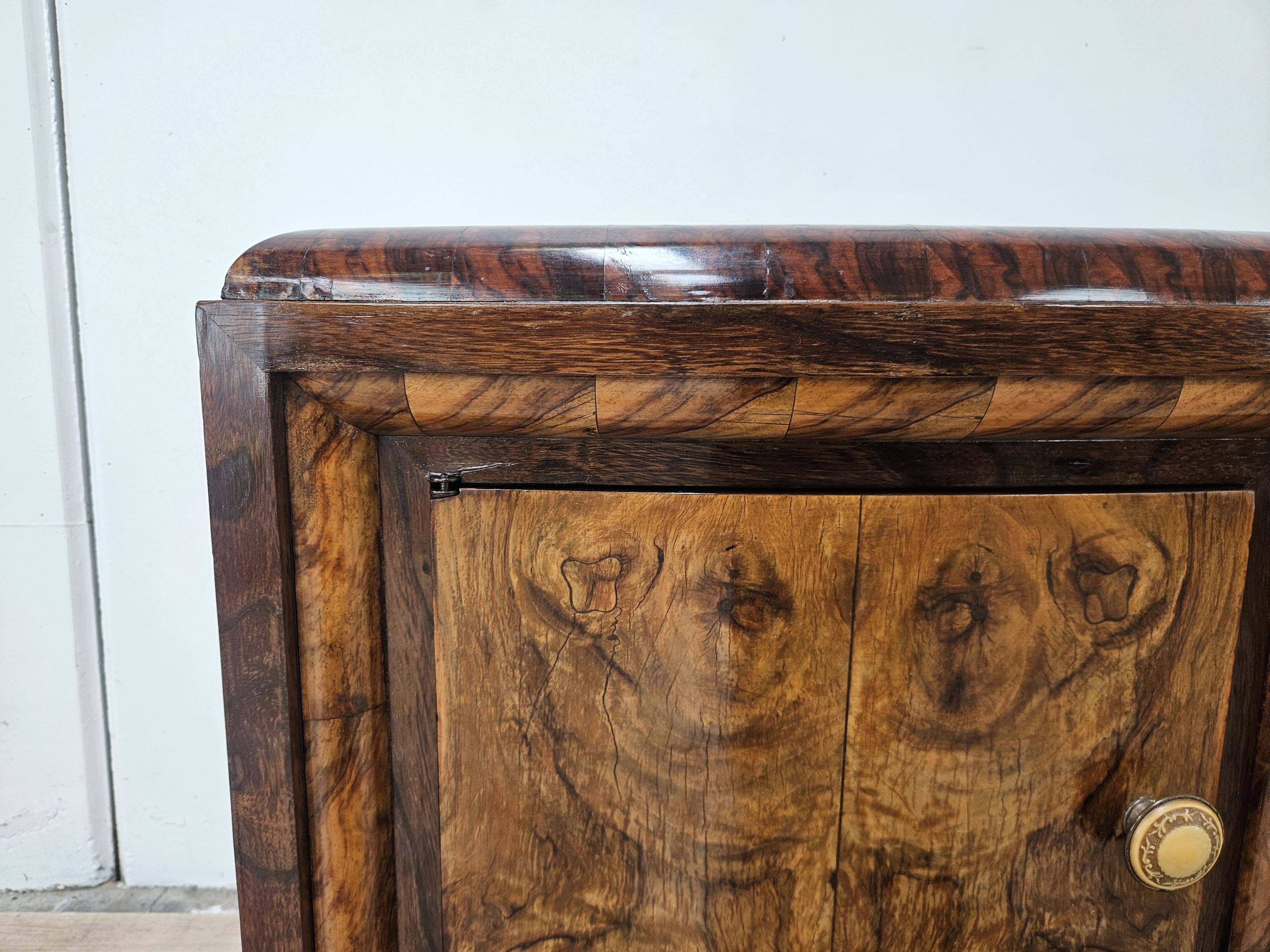 Tuscan Art Decò bedside tables from the 1940s in walnut burl