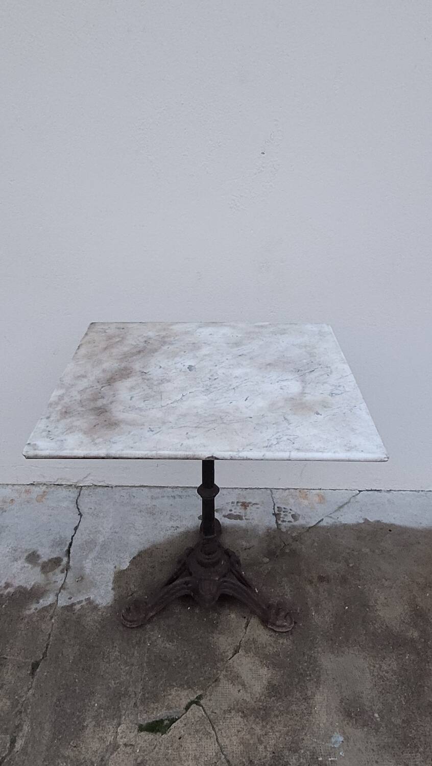 Bistro pedestal table in marble and cast iron lion paws