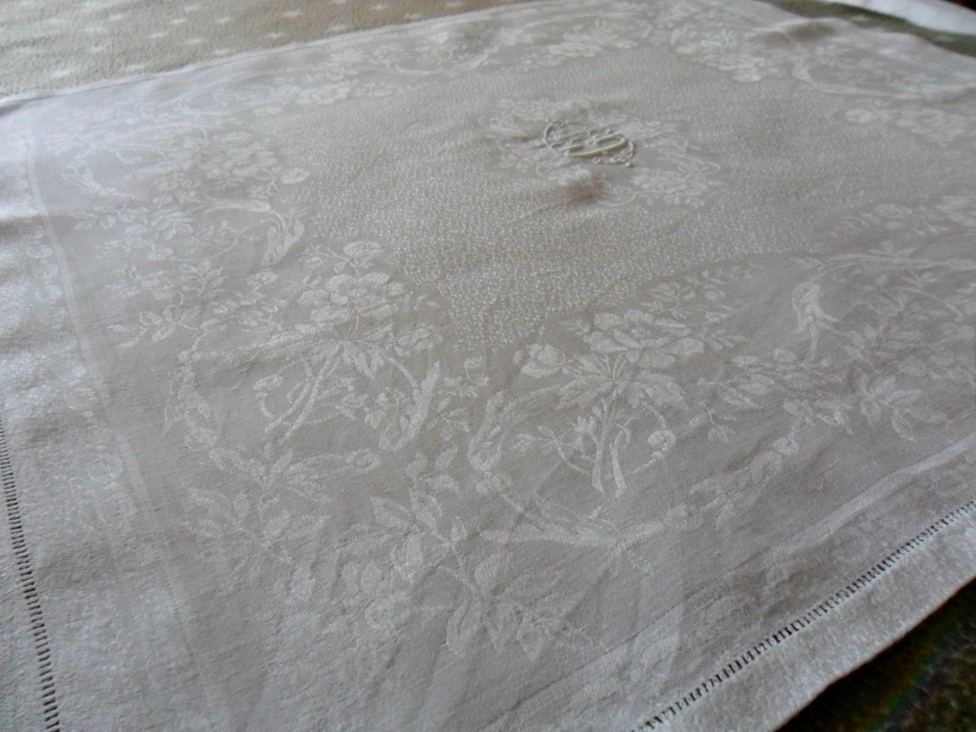 Old table service in silky flax damask, 1 tablecloth + 12 napkins monogrammed GD on the tablecloth and napkins