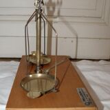 Balance of jeweller accuracy in box with weight trebuchet