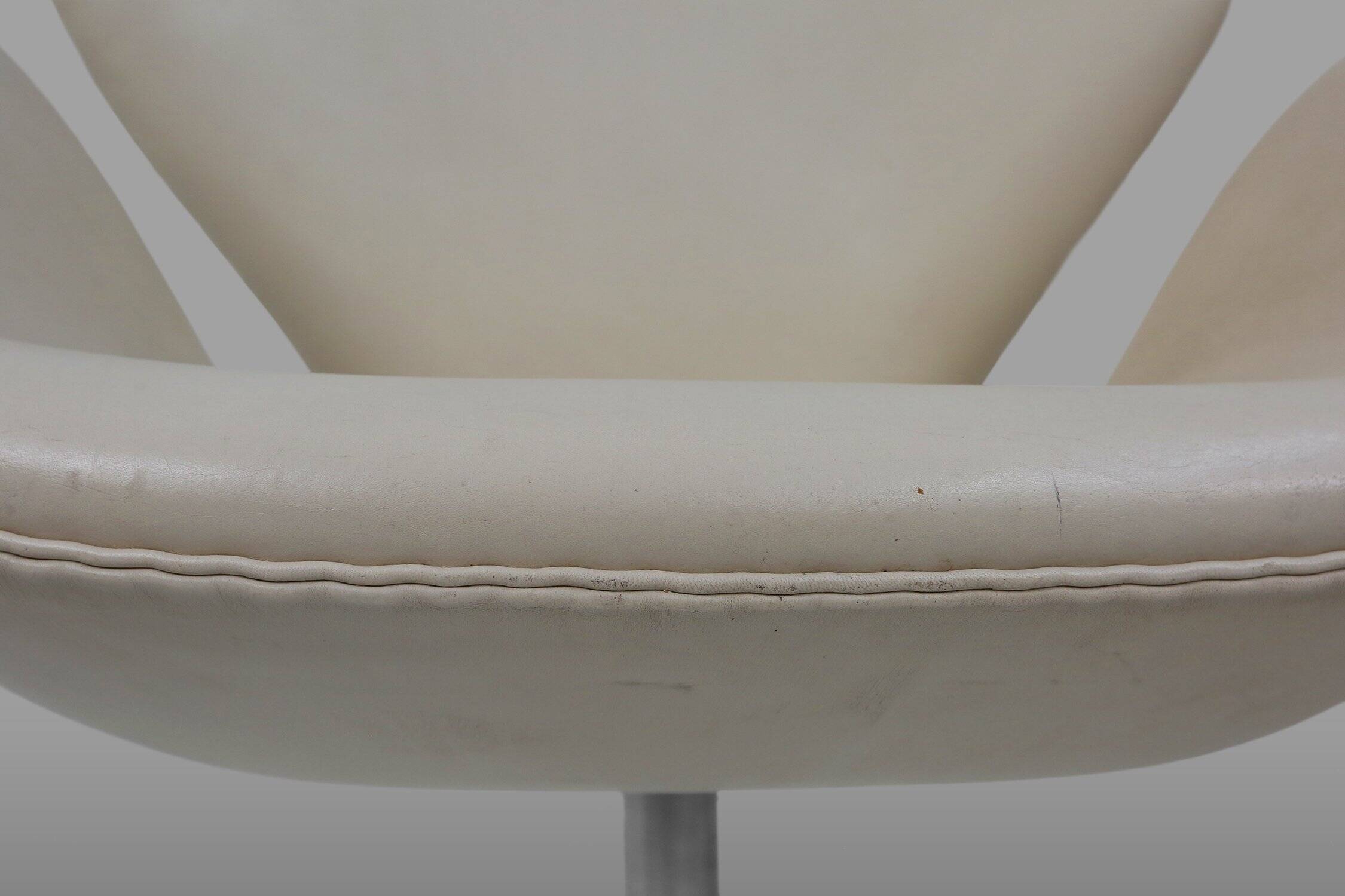 Set of Leather Swan Chairs by Arne Jacobsen for Fritz Hansen, Denmark 2006